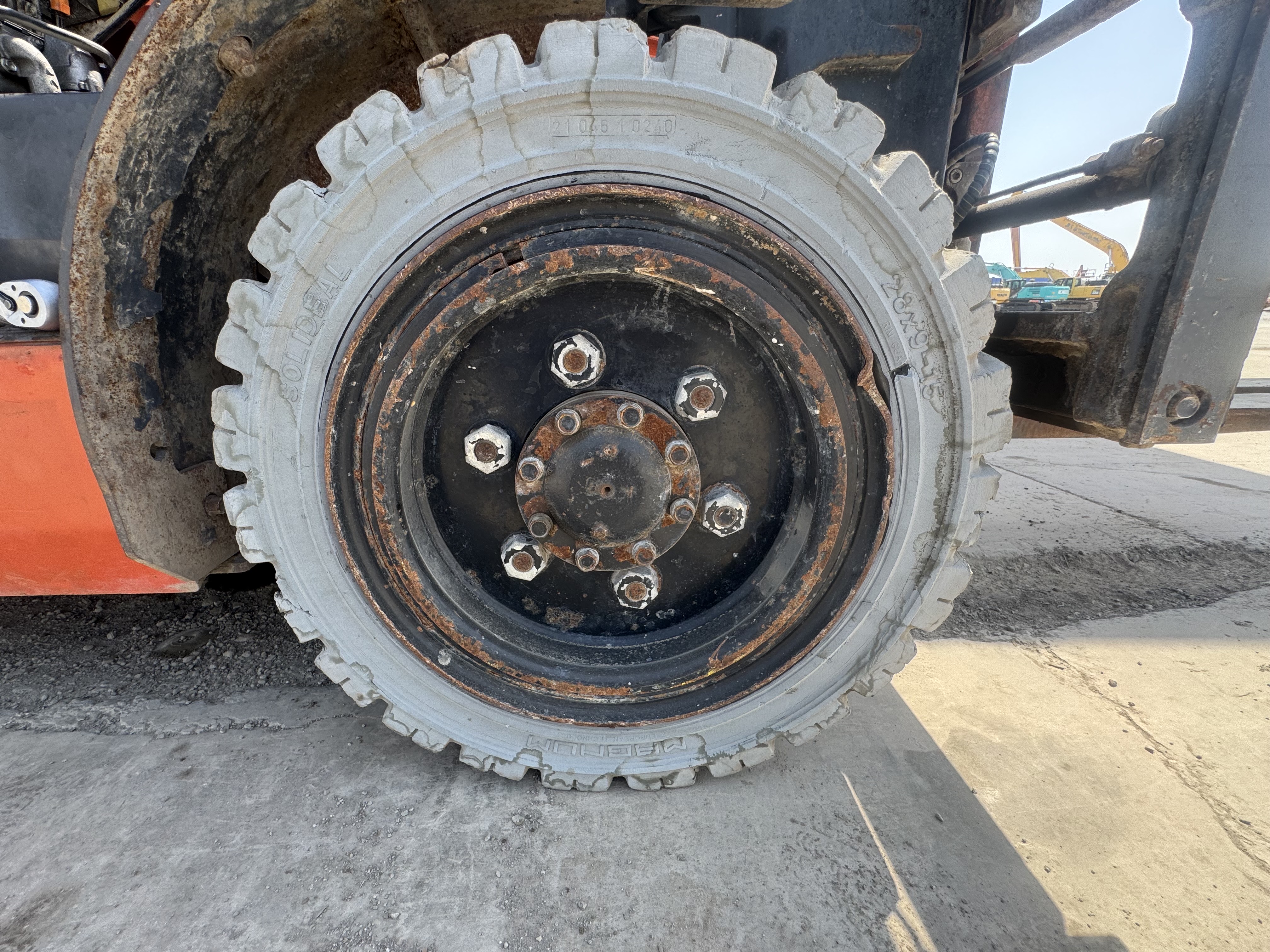 FLM-011-Toyota-8FDU30-Forklifts-inspection-Chassis-Right-front-tire-/-wheel-hub---condition-1