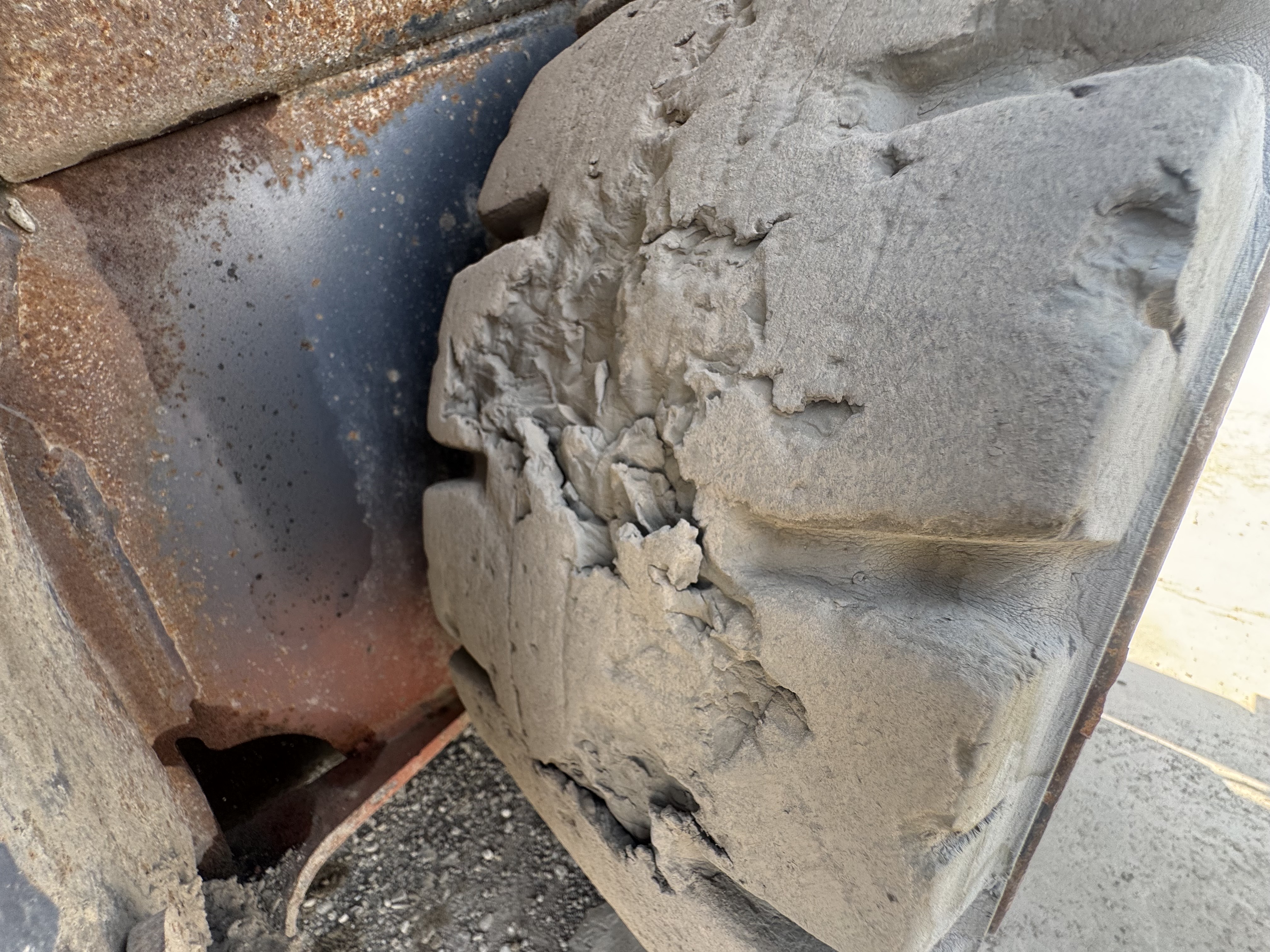 FLM-011-Toyota-8FDU30-Forklifts-inspection-Chassis-Right-front-tire-/-wheel-hub---condition-1