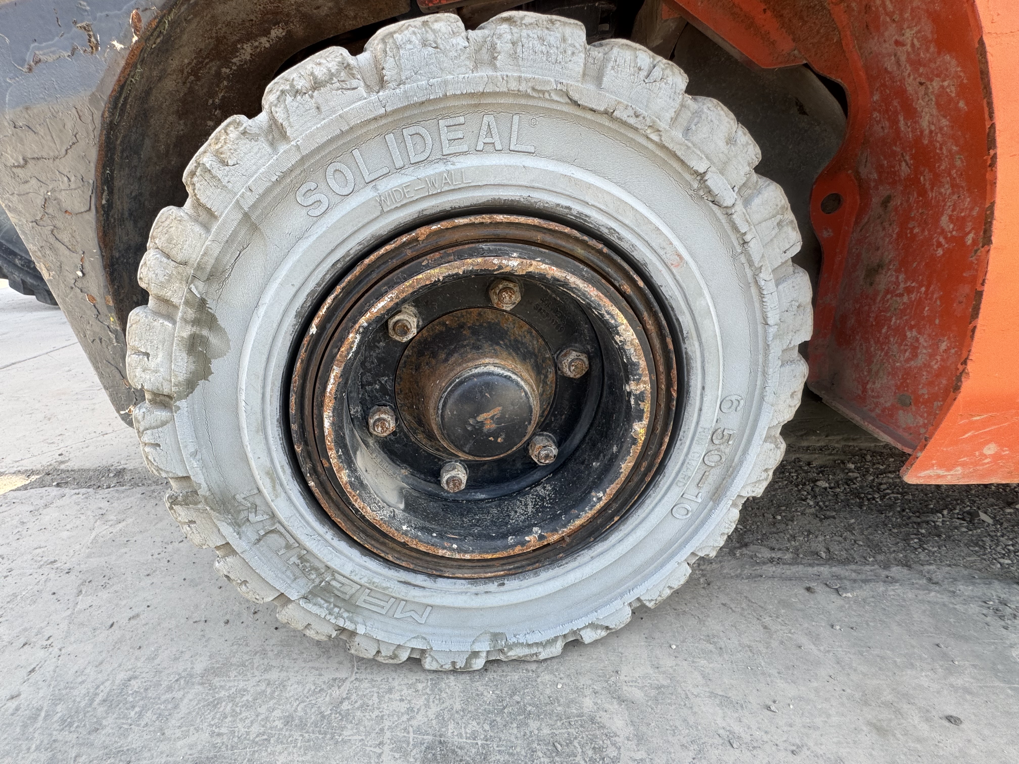 FLM-011-Toyota-8FDU30-Forklifts-inspection-Chassis-Right-rear-tire-/-wheel-hub---condition-1