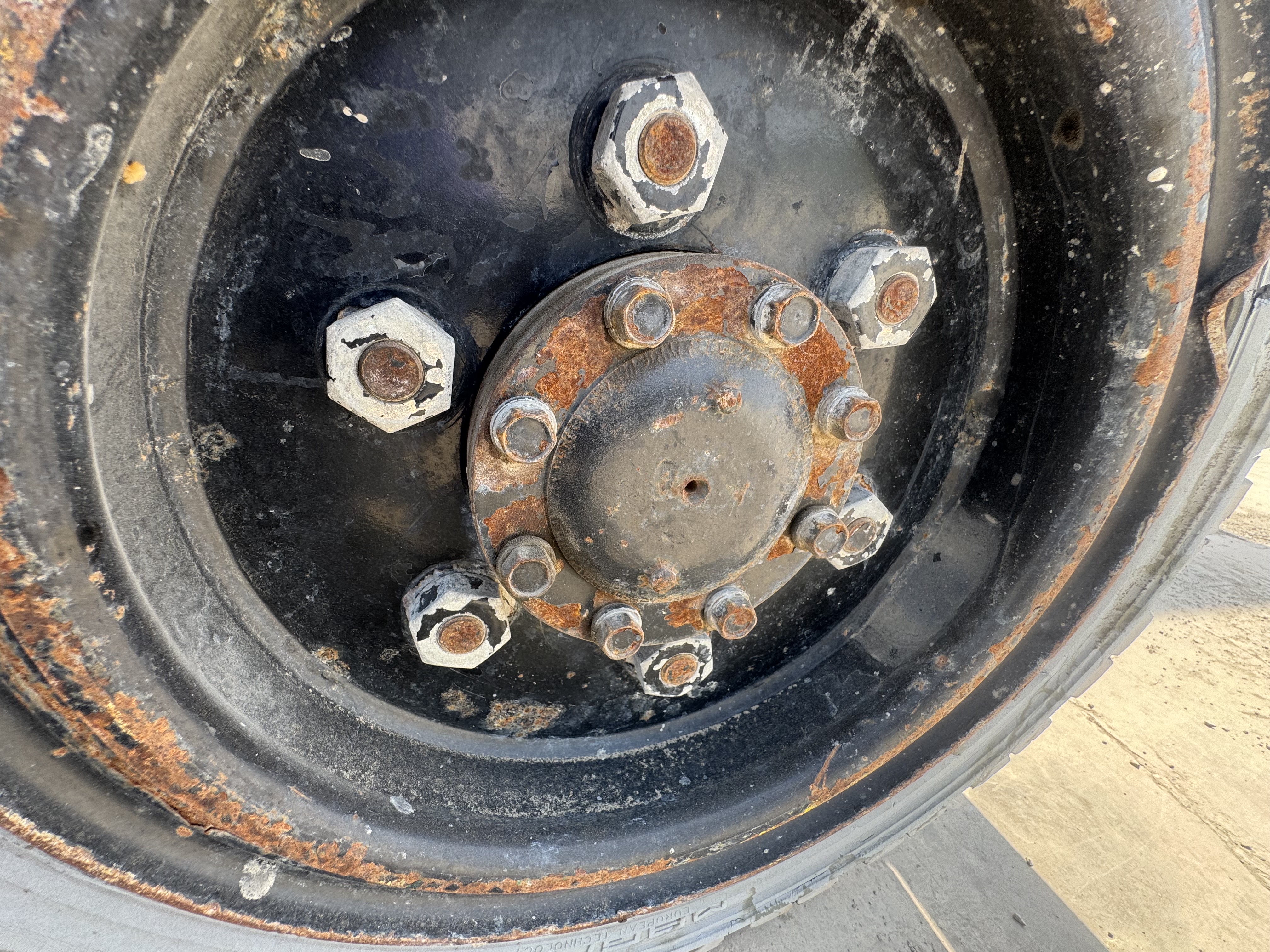 FLM-011-Toyota-8FDU30-Forklifts-inspection-Chassis-Right-rear-tire-/-wheel-hub---condition-1
