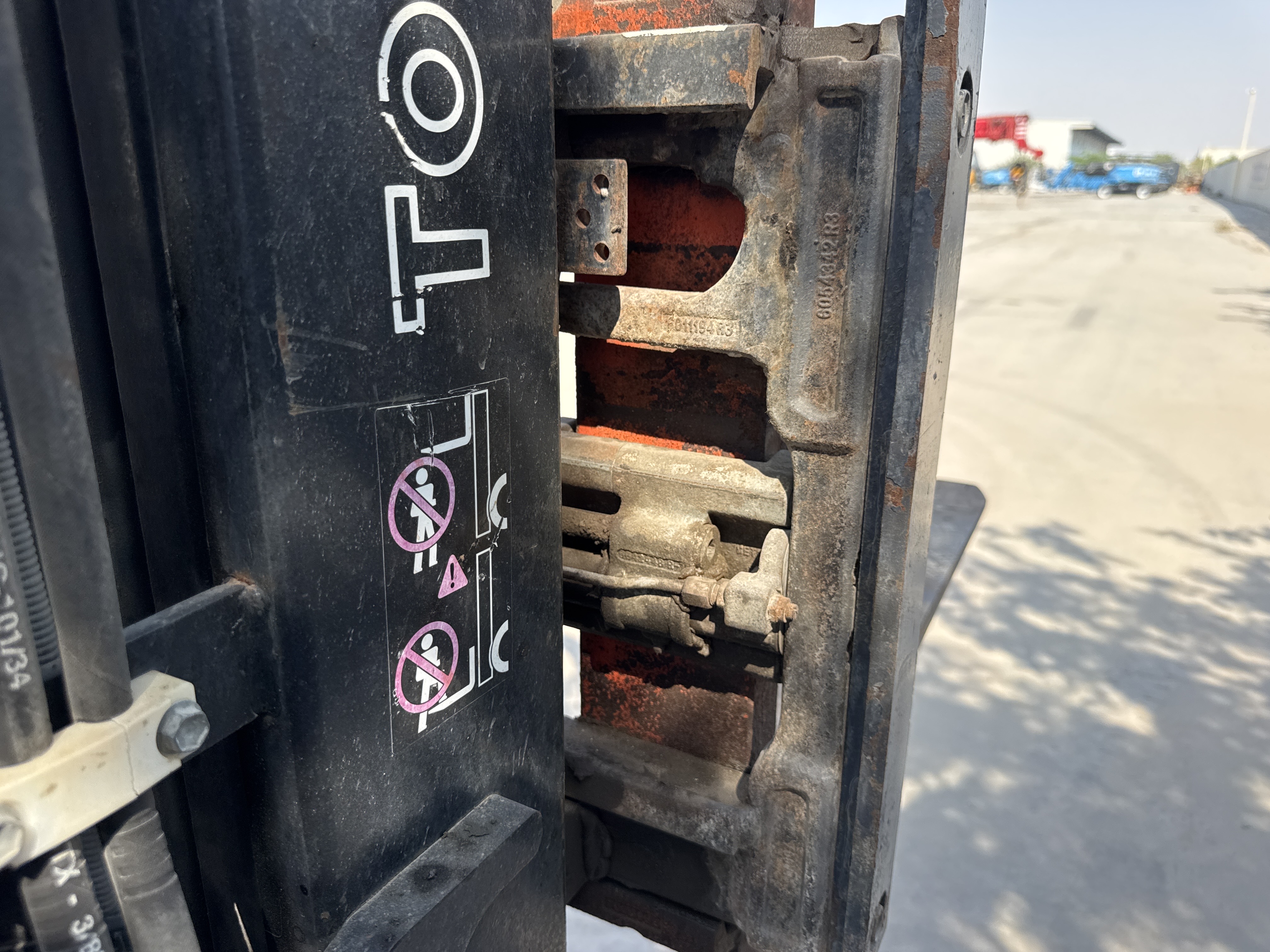 FLM-011-Toyota-8FDU30-Forklifts-inspection-Chassis-Carriage-1