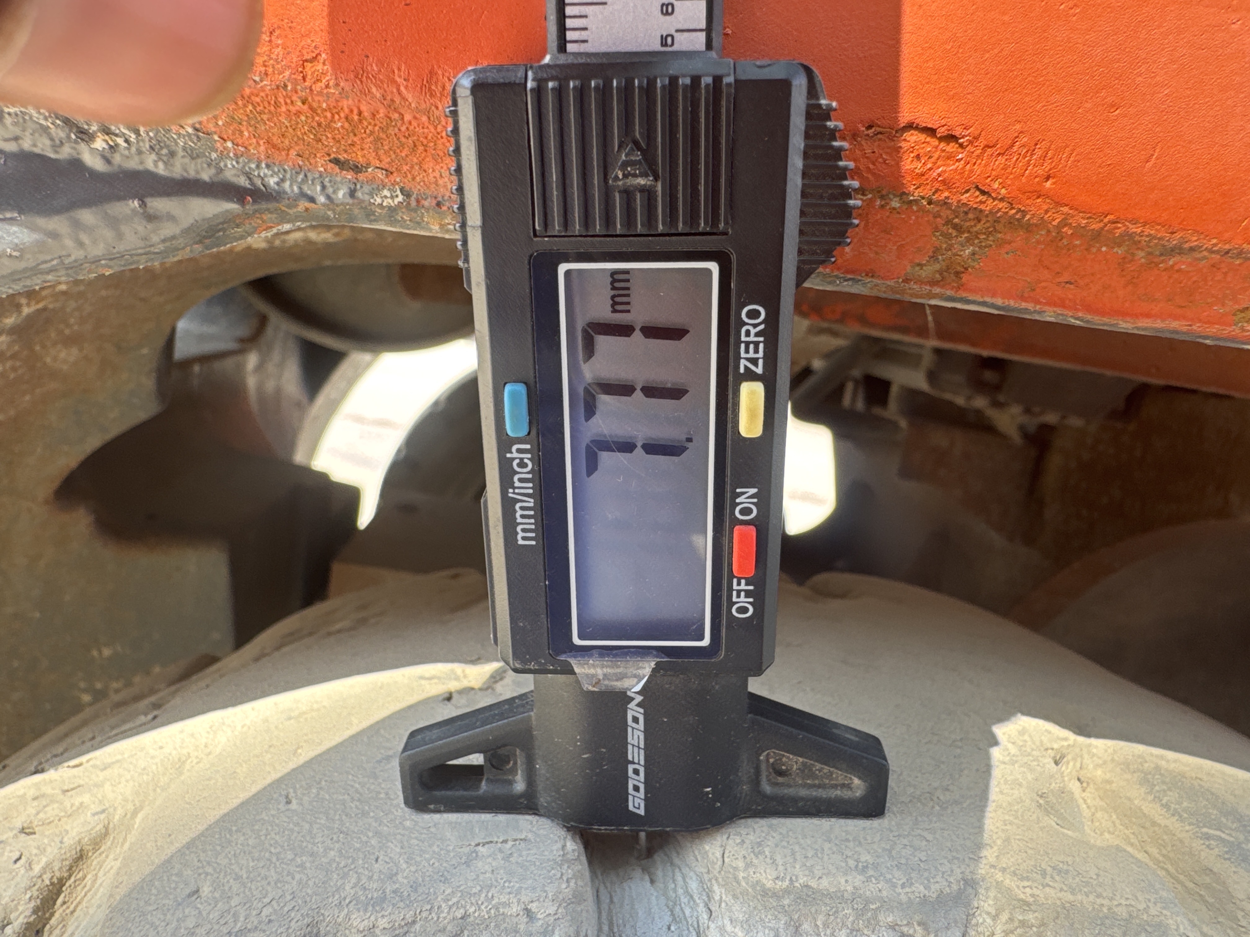 FLM-011-Toyota-8FDU30-Forklifts-inspection-Chassis-Right-rear-tire---tread-depth-1