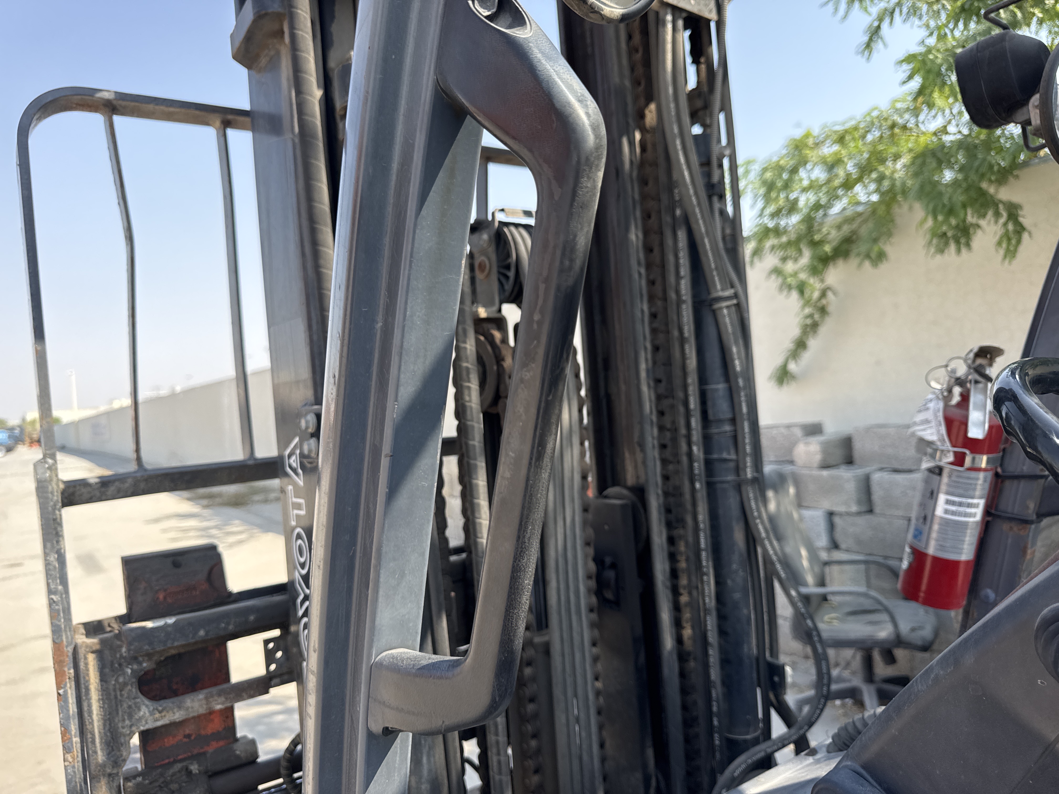 FLM-011-Toyota-8FDU30-Forklifts-inspection-Structure-Handrails-1