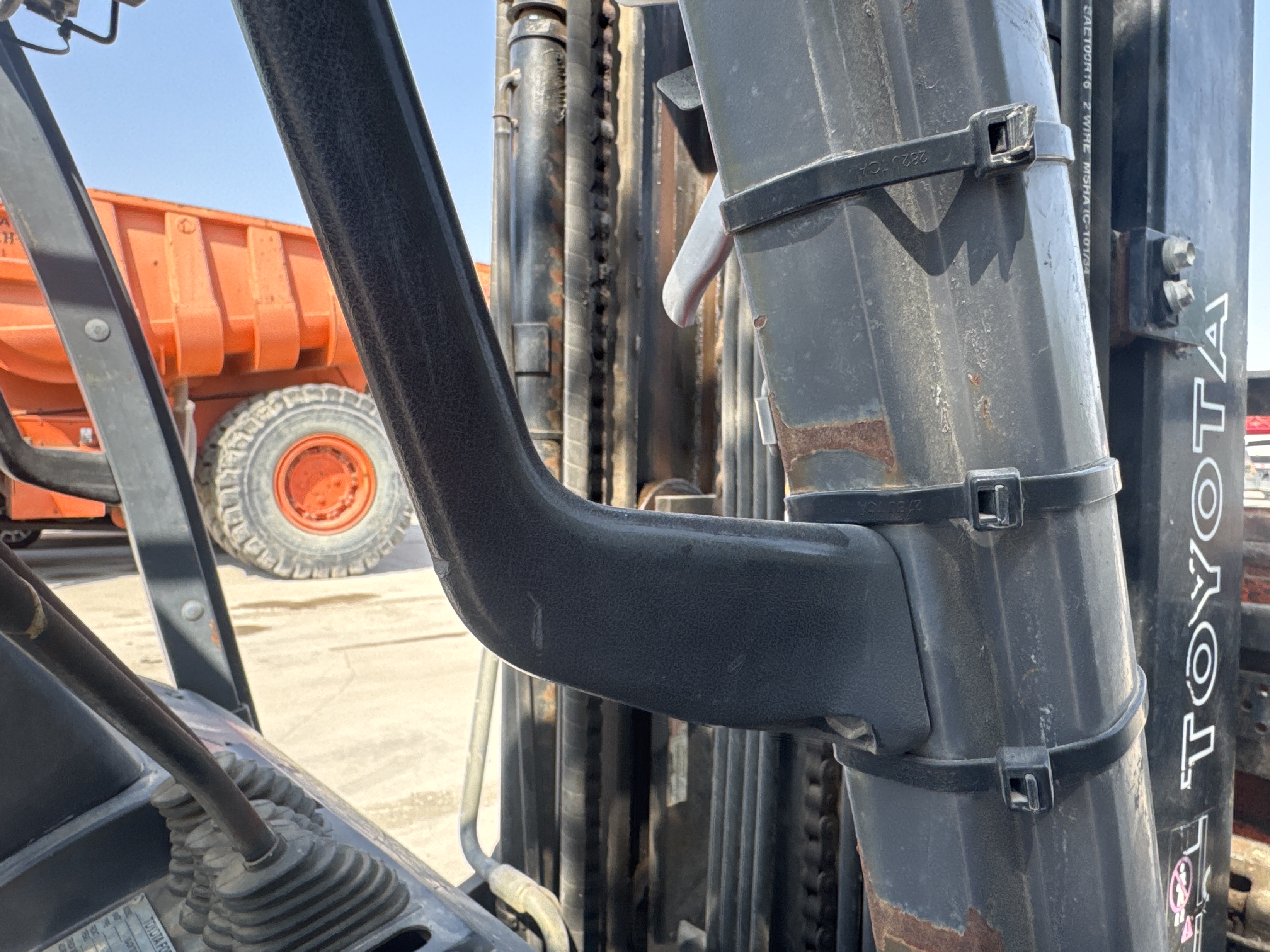 FLM-011-Toyota-8FDU30-Forklifts-inspection-Structure-Handrails-1