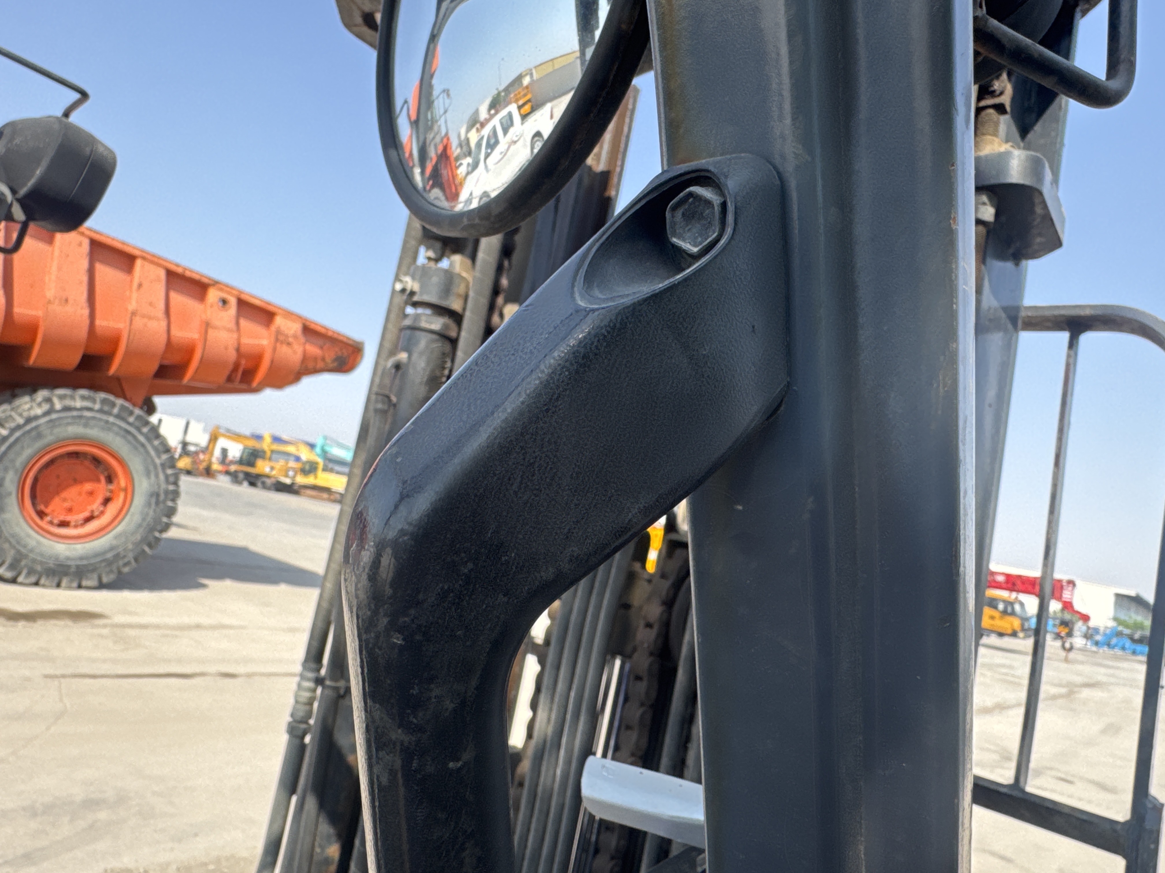 FLM-011-Toyota-8FDU30-Forklifts-inspection-Structure-Handrails-1