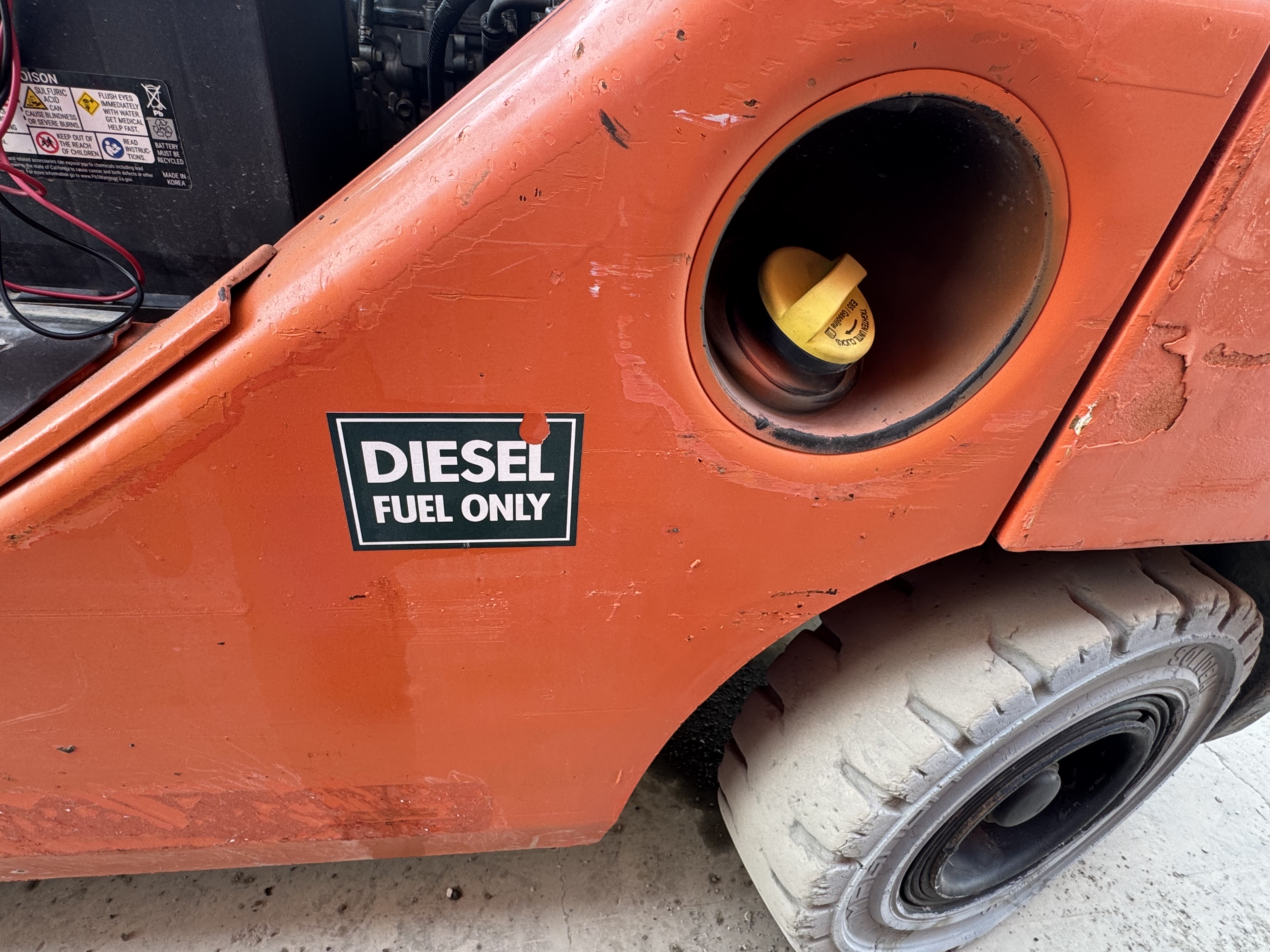 FLM-011-Toyota-8FDU30-Forklifts-inspection-Engine-Fuel-tank-1