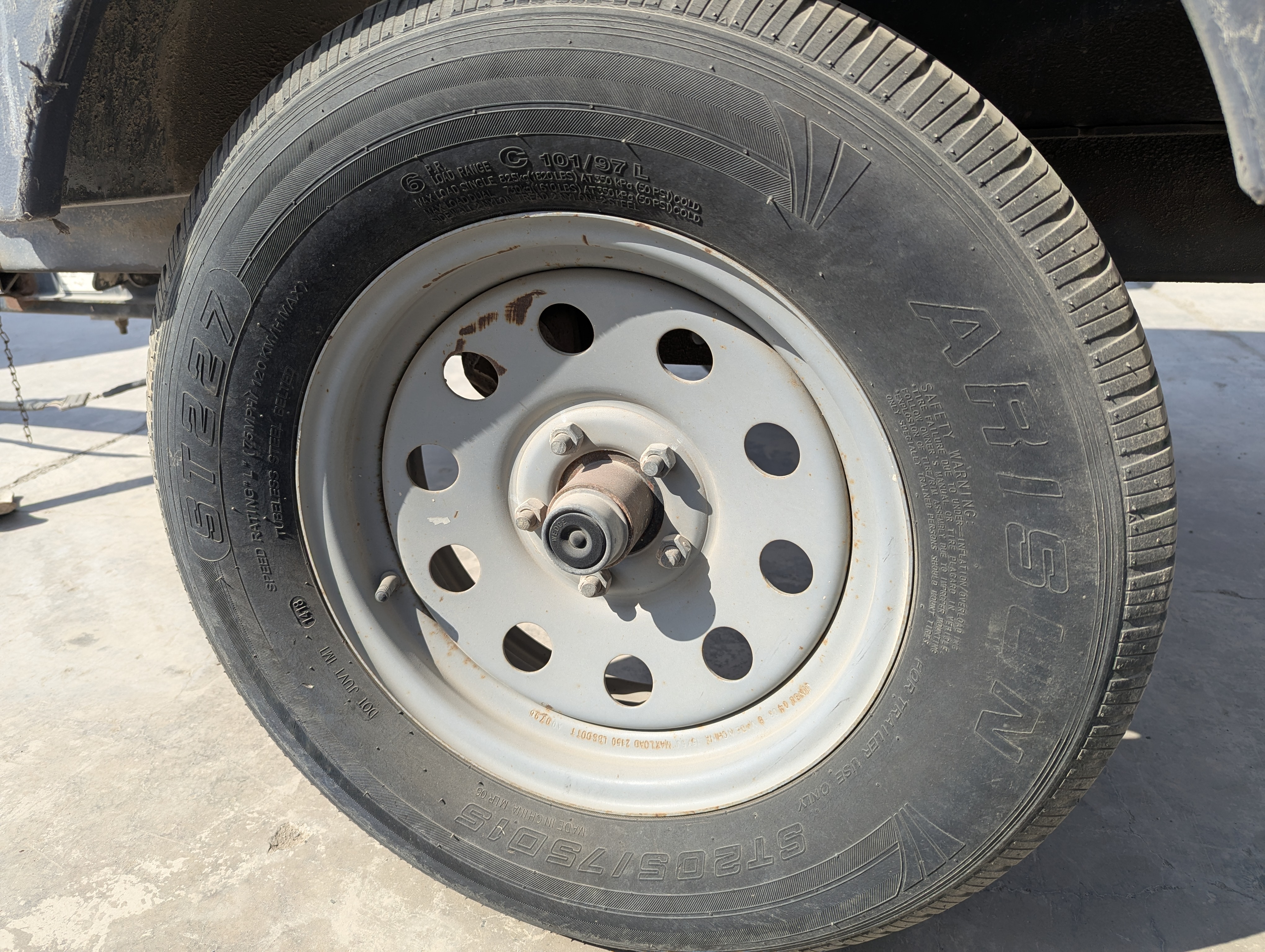 ACA-015-Atlas-Copco-XAS-185-T4F-Air-compressors-inspection-Structure-Left-tire-/-wheel-hub-condition-1
