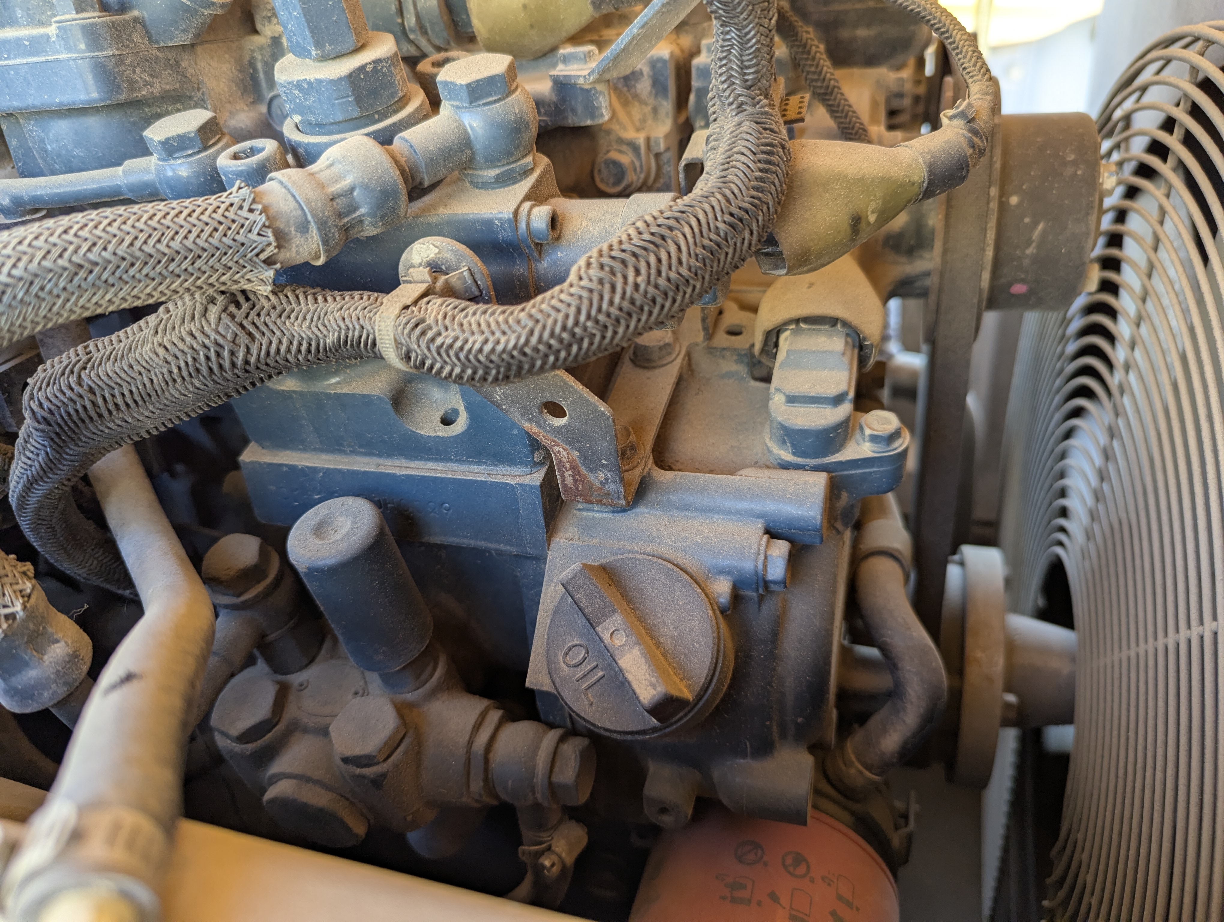 ACA-015-Atlas-Copco-XAS-185-T4F-Air-compressors-inspection-Engine-Engine-oil-leaks-1