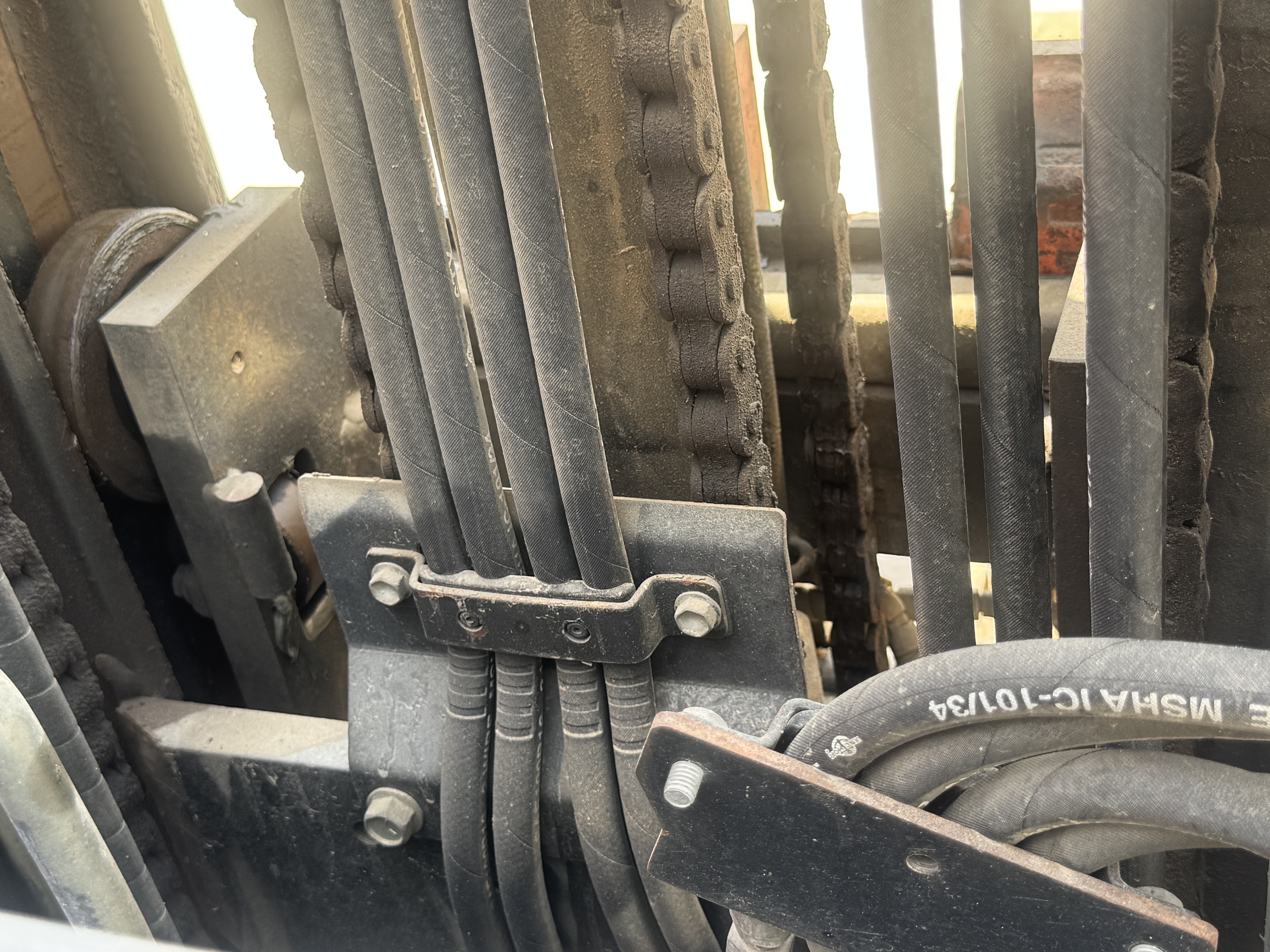 FLM-011-Toyota-8FDU30-Forklifts-inspection-Hydraulics-Hydraulic-hoses-and-lines-1