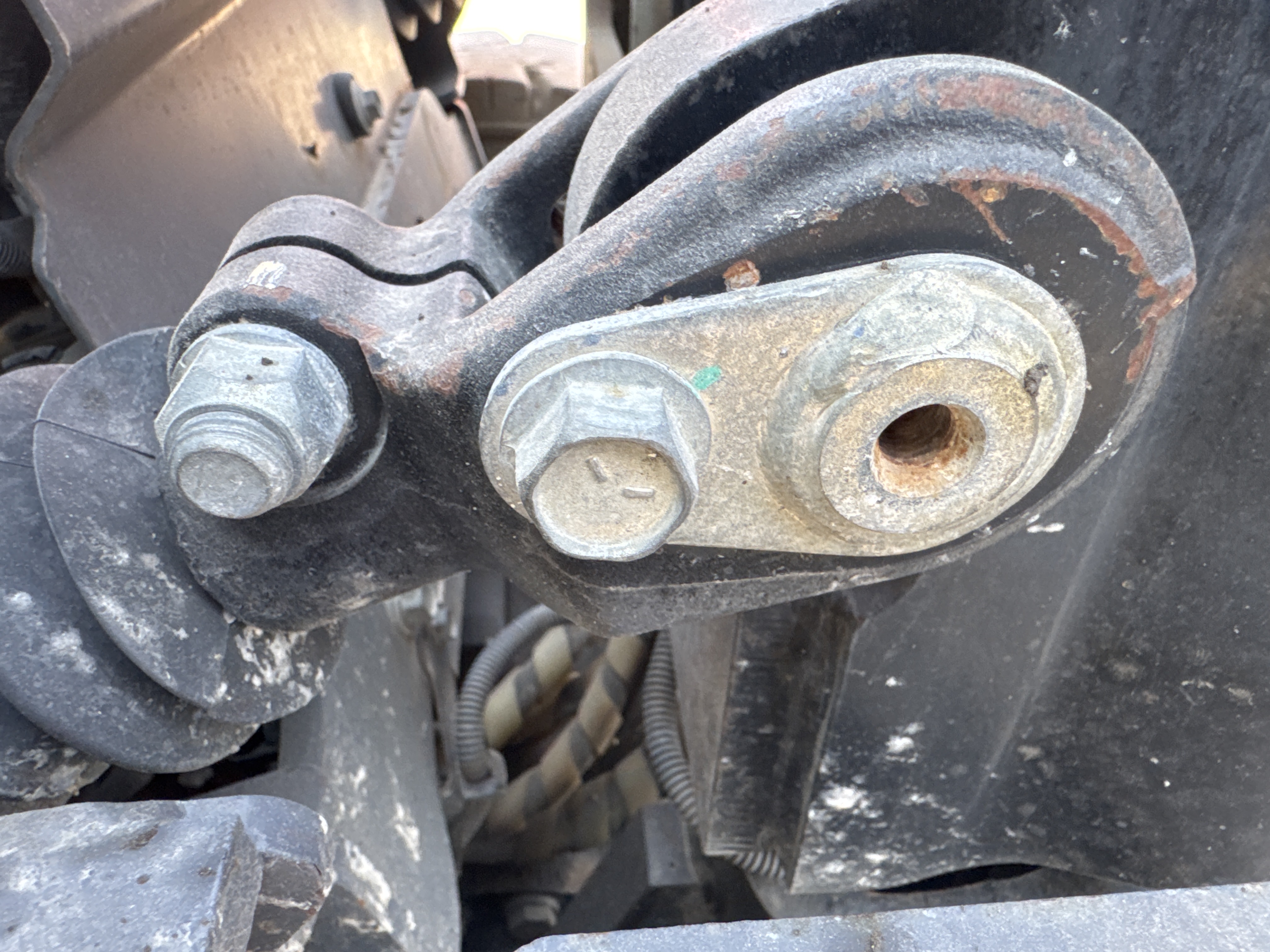 FLM-011-Toyota-8FDU30-Forklifts-inspection-Hydraulics-Hydraulic-pins-/-locks-1
