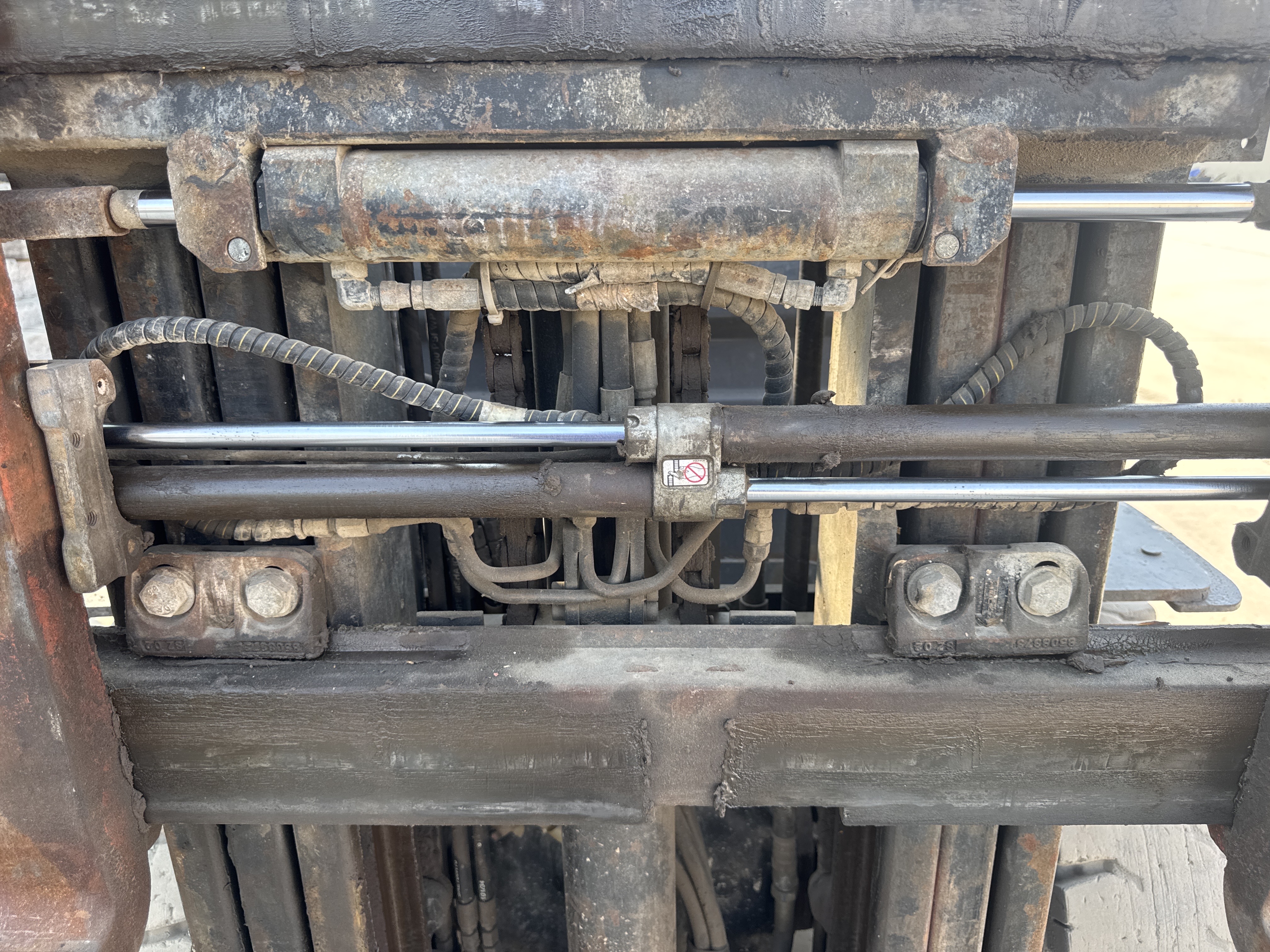 FLM-011-Toyota-8FDU30-Forklifts-inspection-Hydraulics-Fork-positioner-cylinders-1