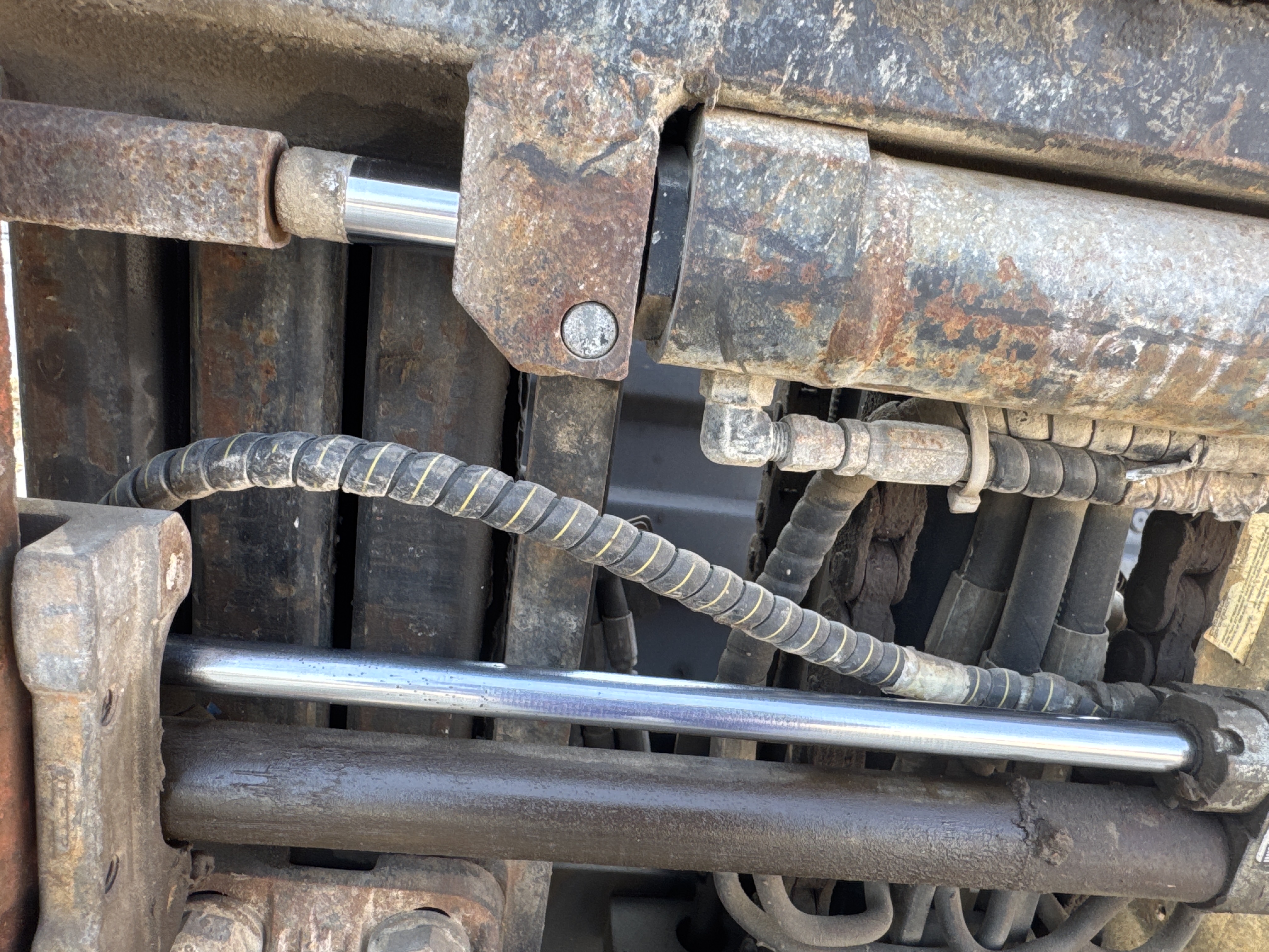 FLM-011-Toyota-8FDU30-Forklifts-inspection-Hydraulics-Fork-positioner-cylinders-1