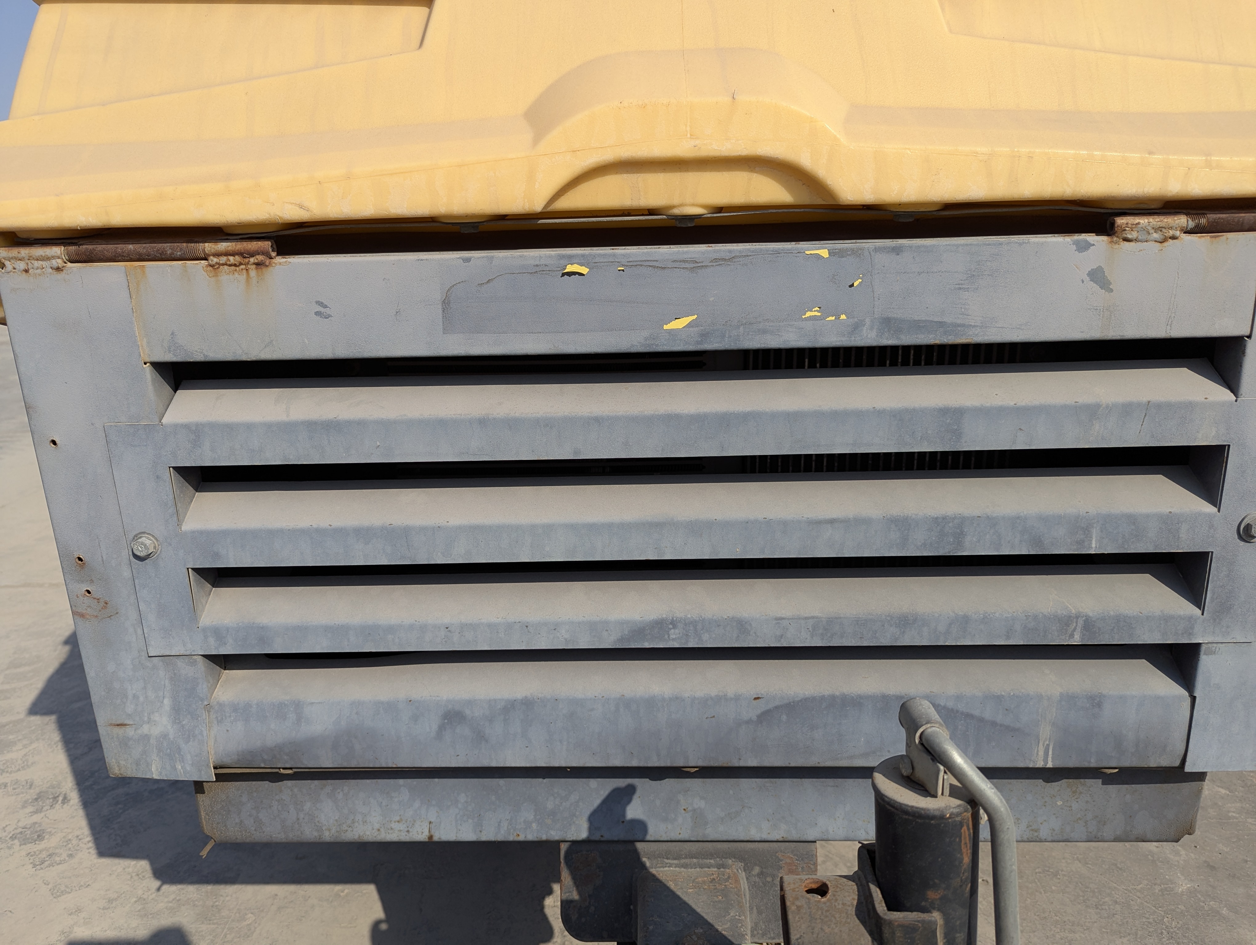 ACA-016-أطلس-كوبكو-XAS-185-T4F-كومبريسرات-هواء-فحص-الهيكل-الصفائح-المعدنية-(الفيبرجلاس)-1