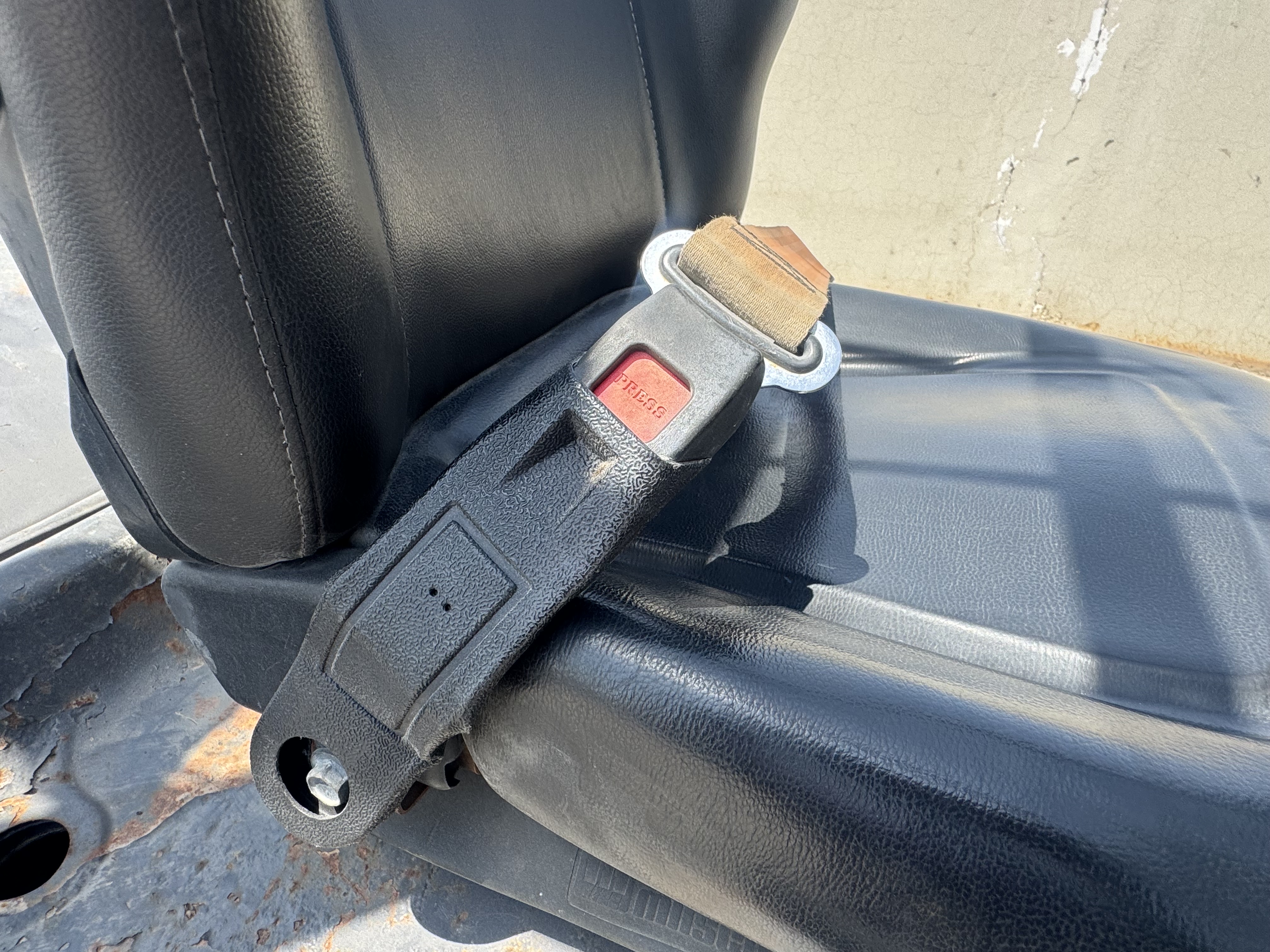 FLM-011-Toyota-8FDU30-Forklifts-inspection-Safety-Seat-belts-1