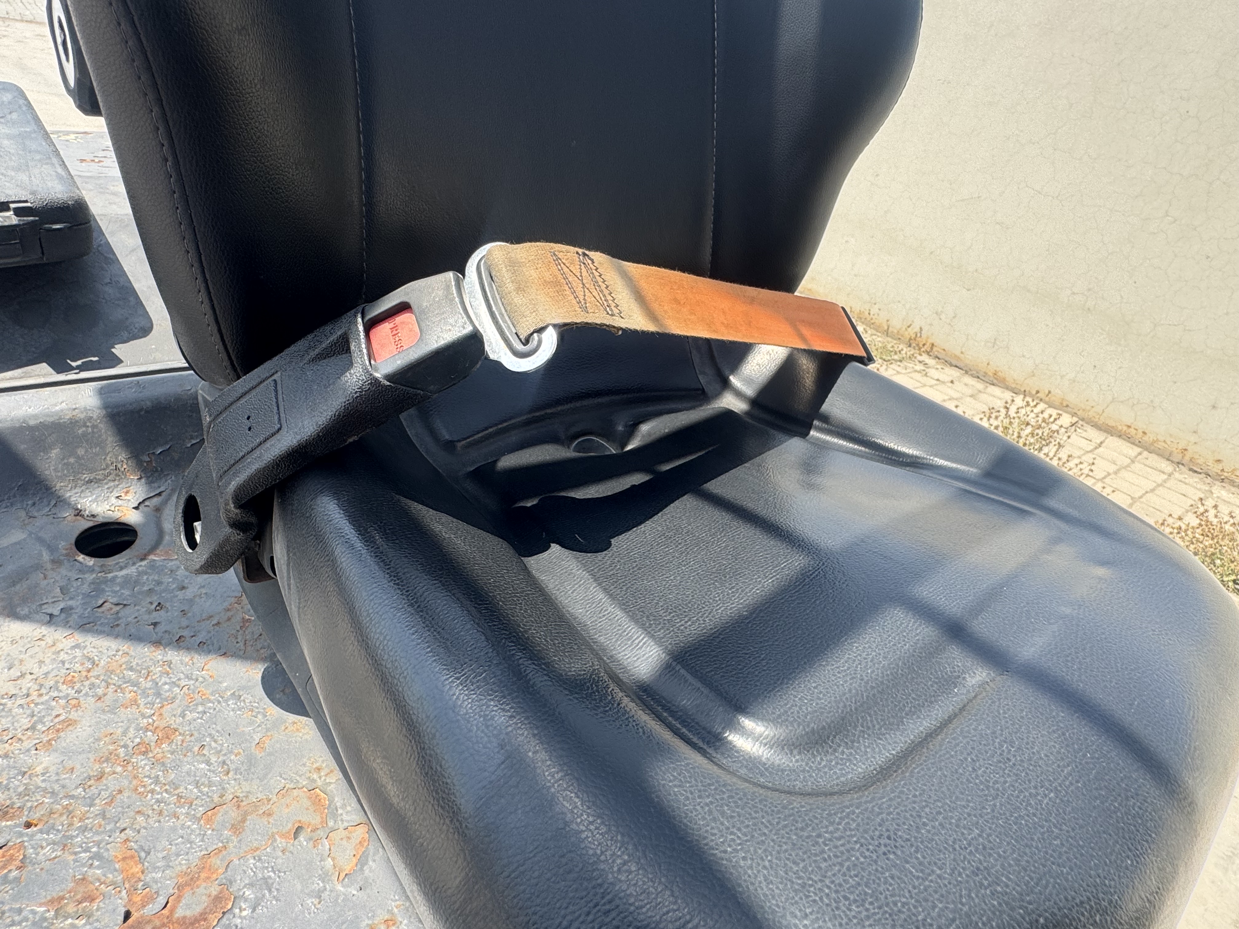 FLM-011-Toyota-8FDU30-Forklifts-inspection-Safety-Seat-belts-1