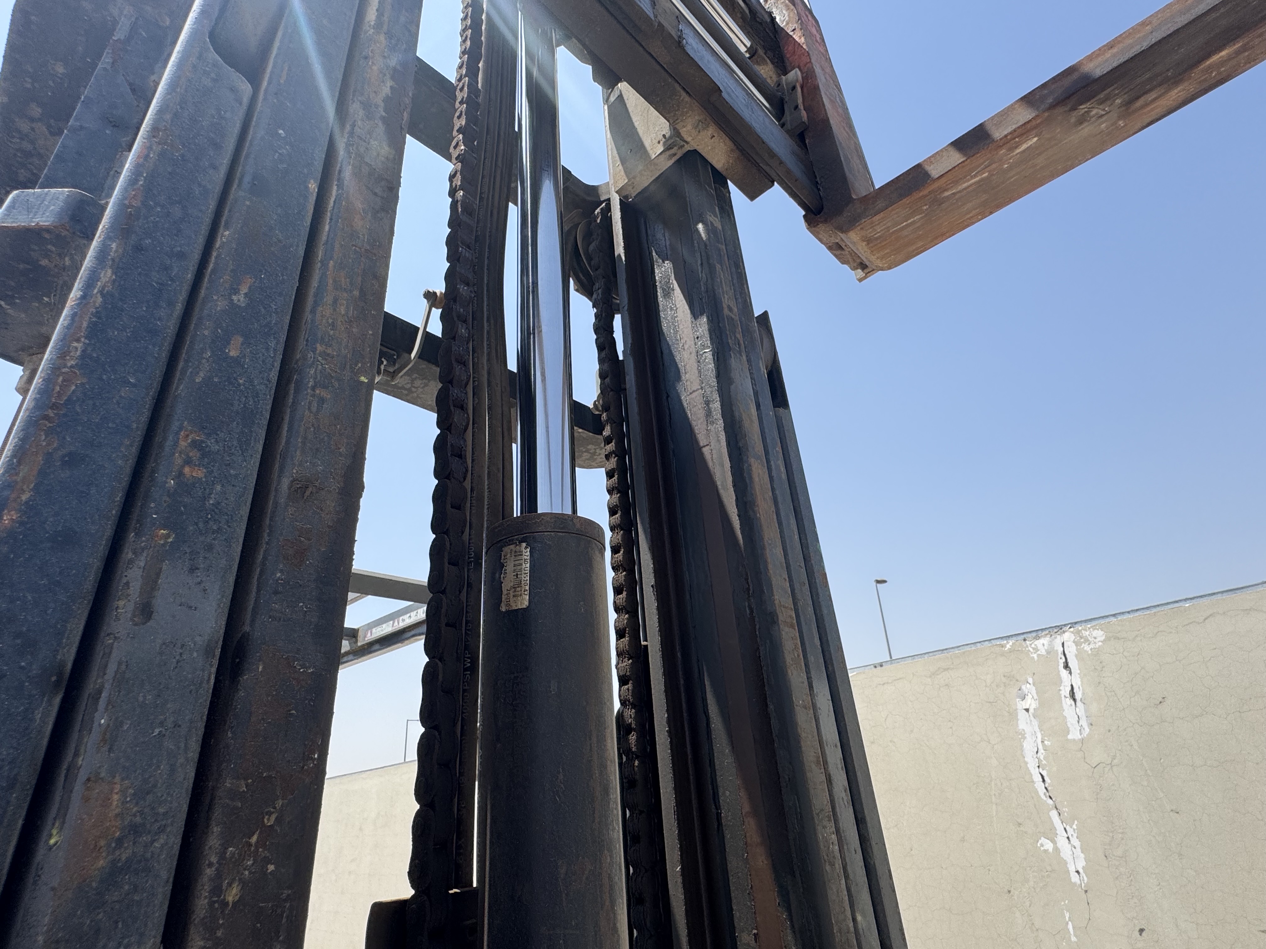 FLM-011-Toyota-8FDU30-Forklifts-inspection-Hydraulics-Lift-cylinders-1