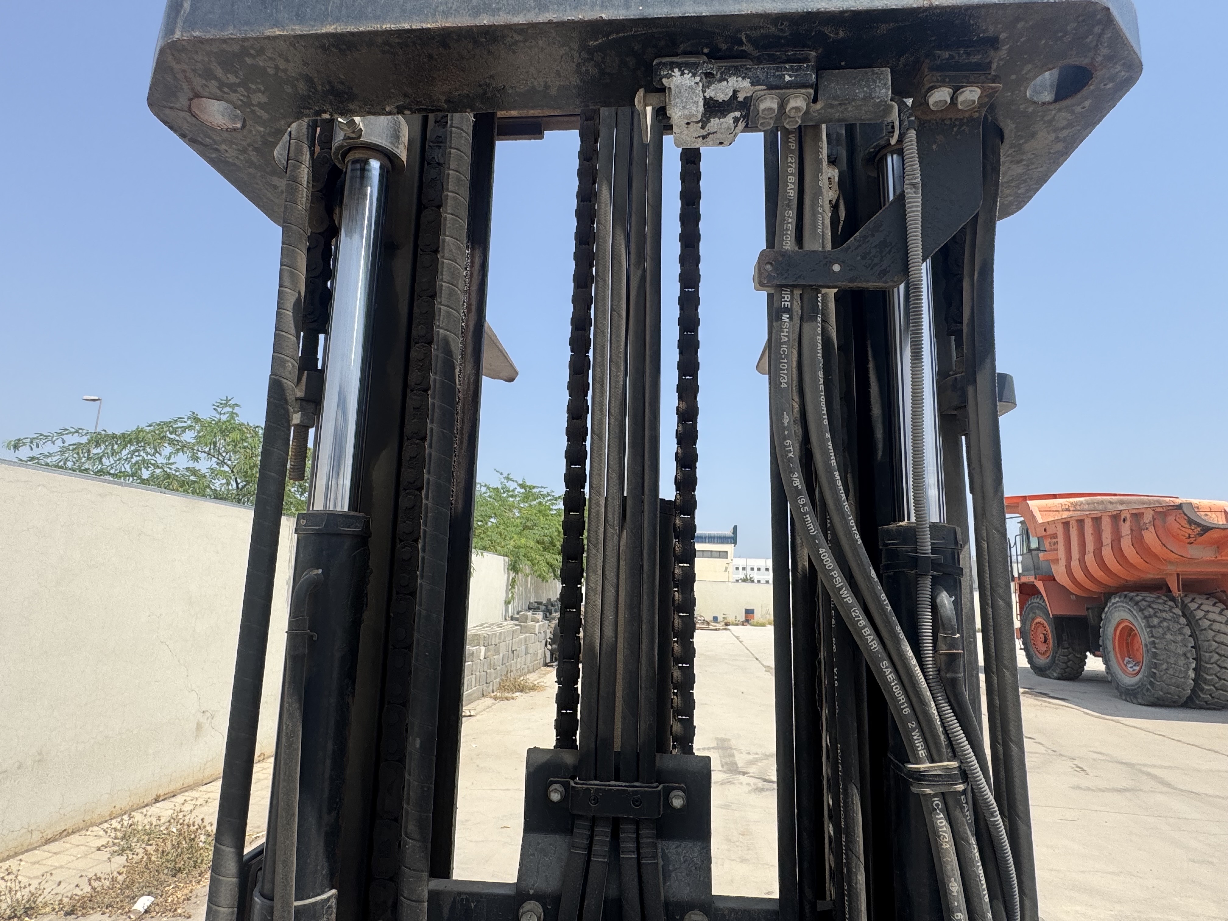 FLM-011-Toyota-8FDU30-Forklifts-inspection-Hydraulics-Lift-cylinders-1