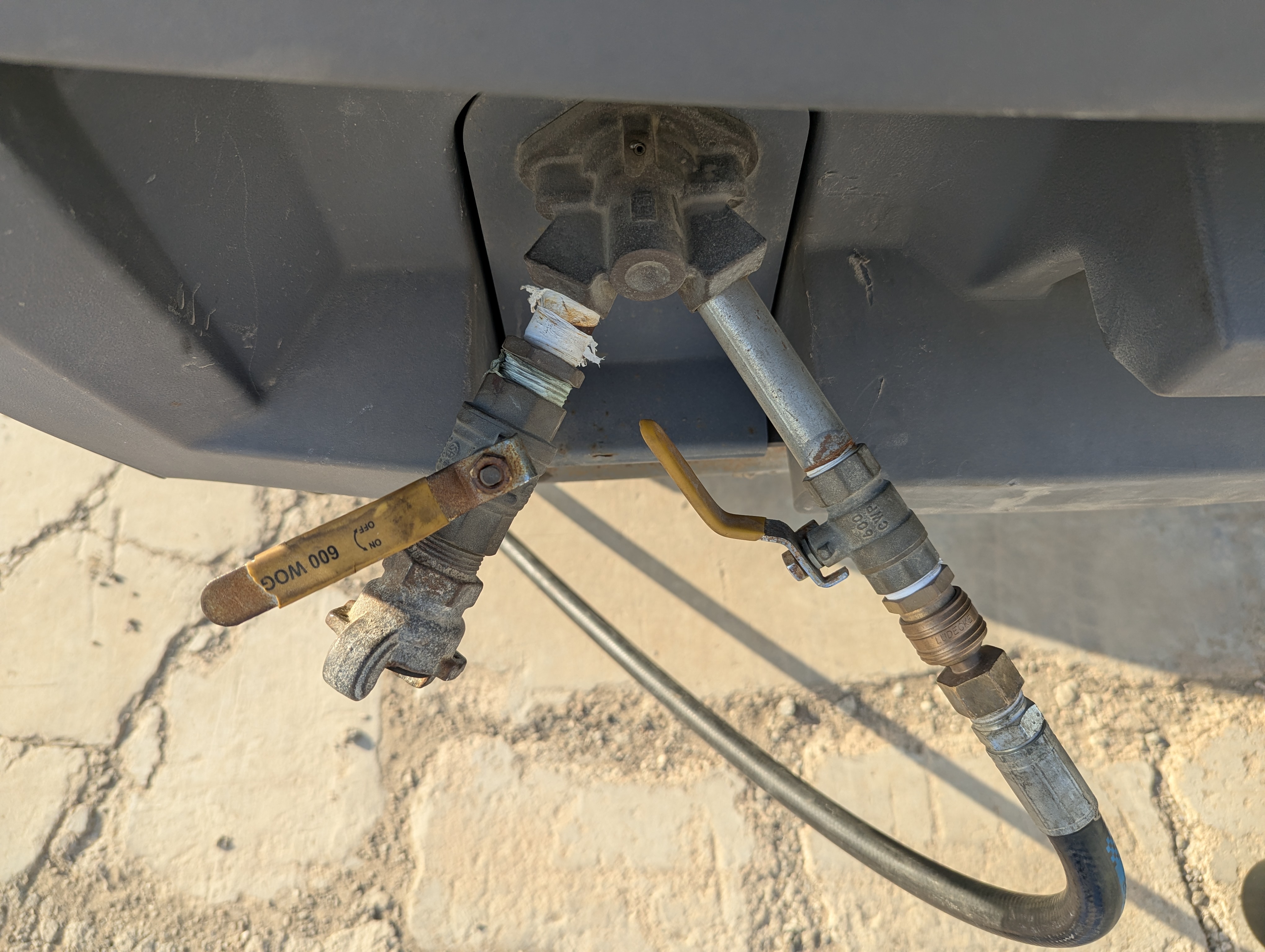 ACA-012-أطلس-كوبكو-XAS-185-T4F-كومبريسرات-هواء-فحص-الهيكل-مخرج-تصريف-الهواء-1