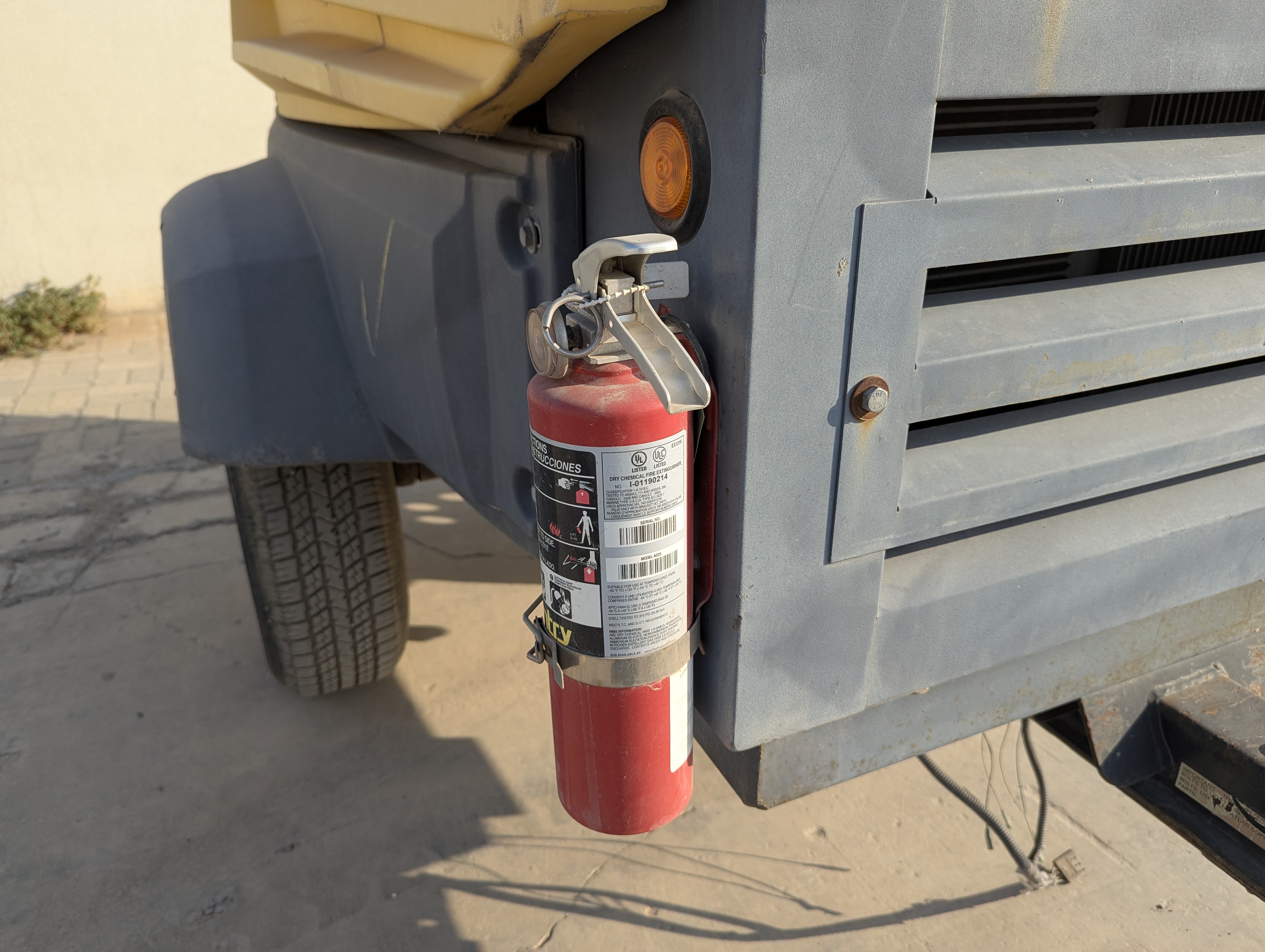 ACA-012-أطلس-كوبكو-XAS-185-T4F-كومبريسرات-هواء-فحص-الأمان-طفاية-الحريق-1