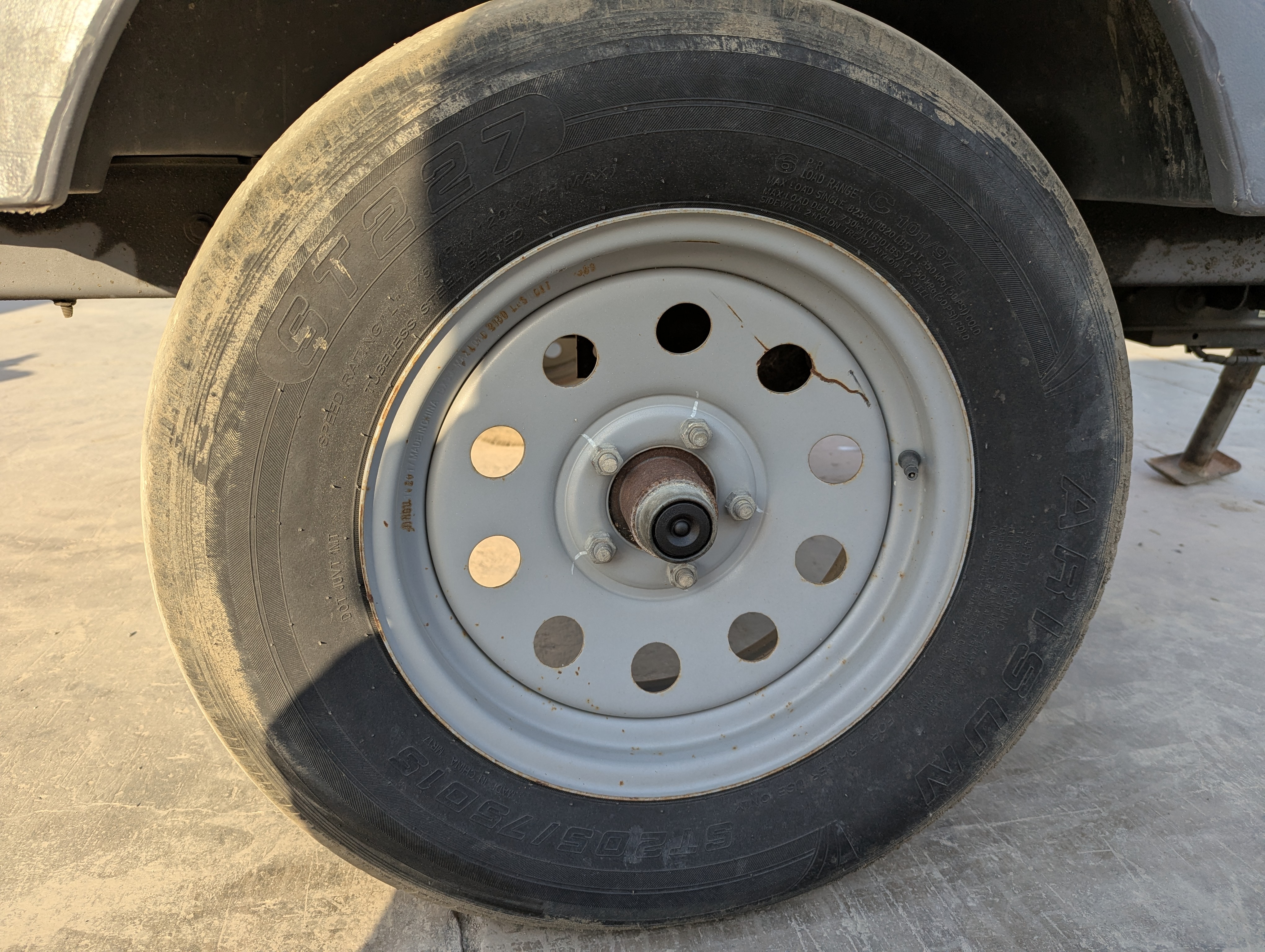 ACA-017-Atlas-Copco-XAS-185-T4F-Air-compressors-inspection-Structure-Left-tire-/-wheel-hub-condition-1