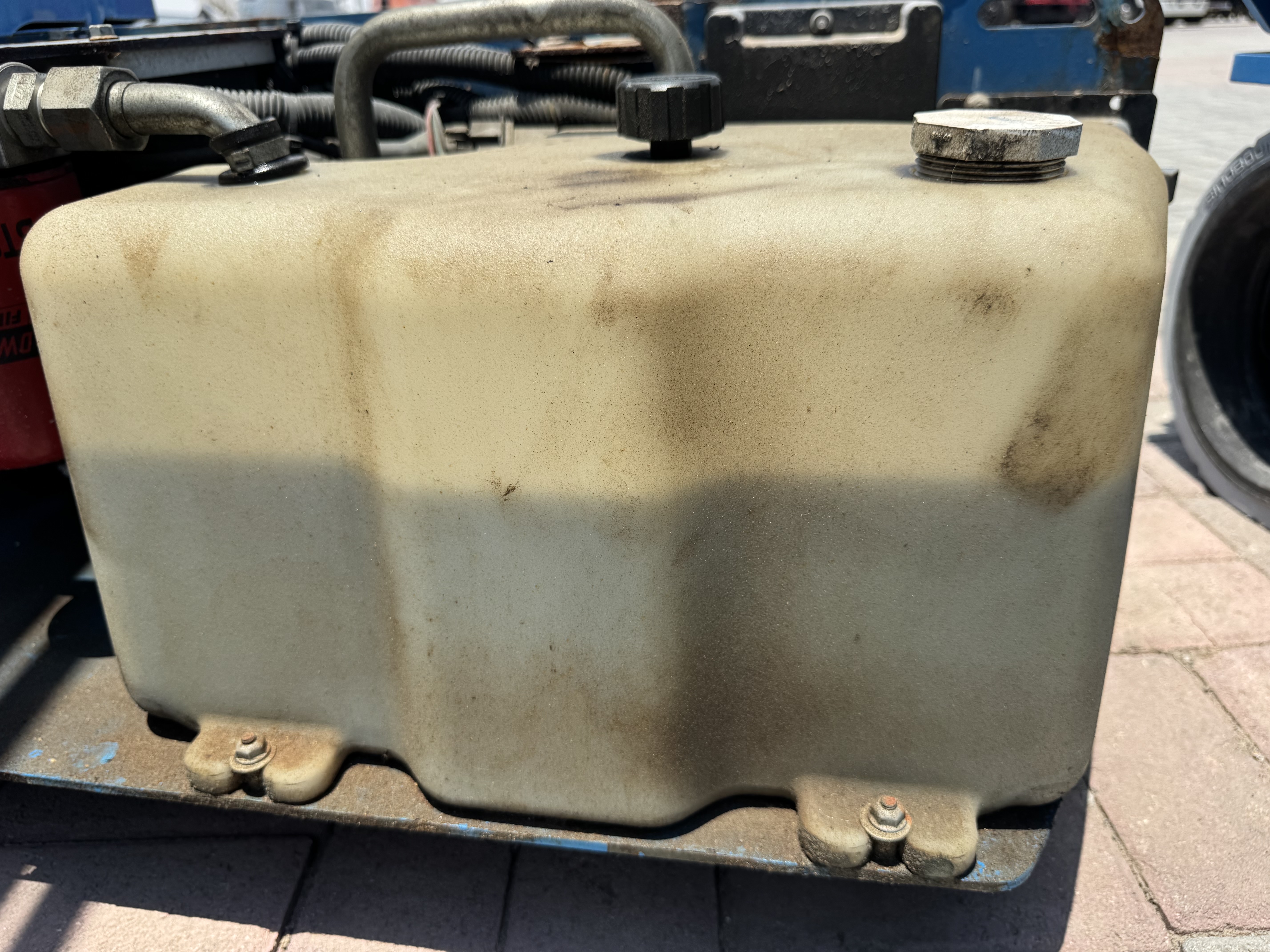 SLA-002-Genie-GS-1930-Scissor-lifts-inspection-Hydraulics-Hydraulic-Tank-1