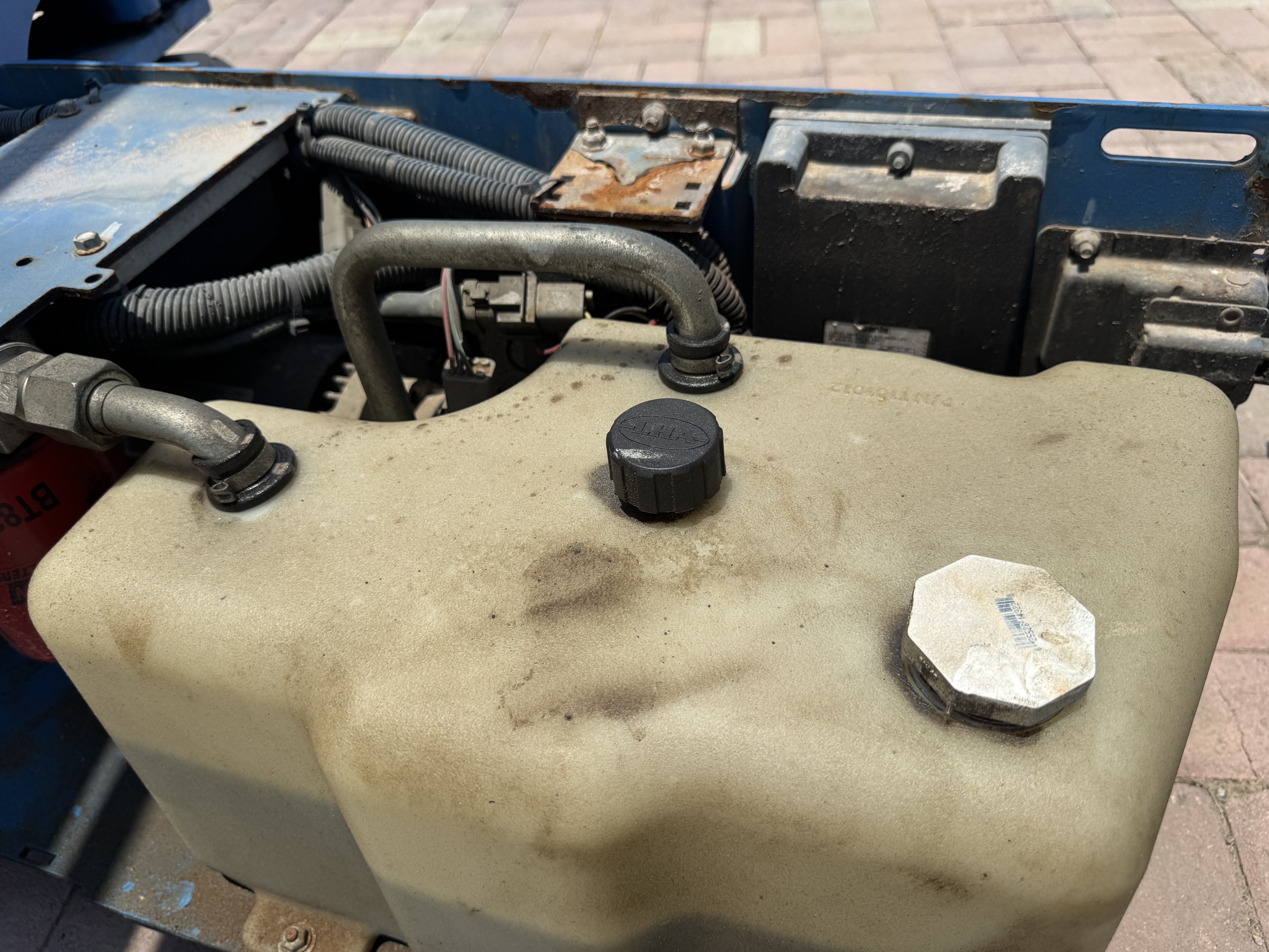 SLA-002-Genie-GS-1930-Scissor-lifts-inspection-Hydraulics-Hydraulic-Tank-1