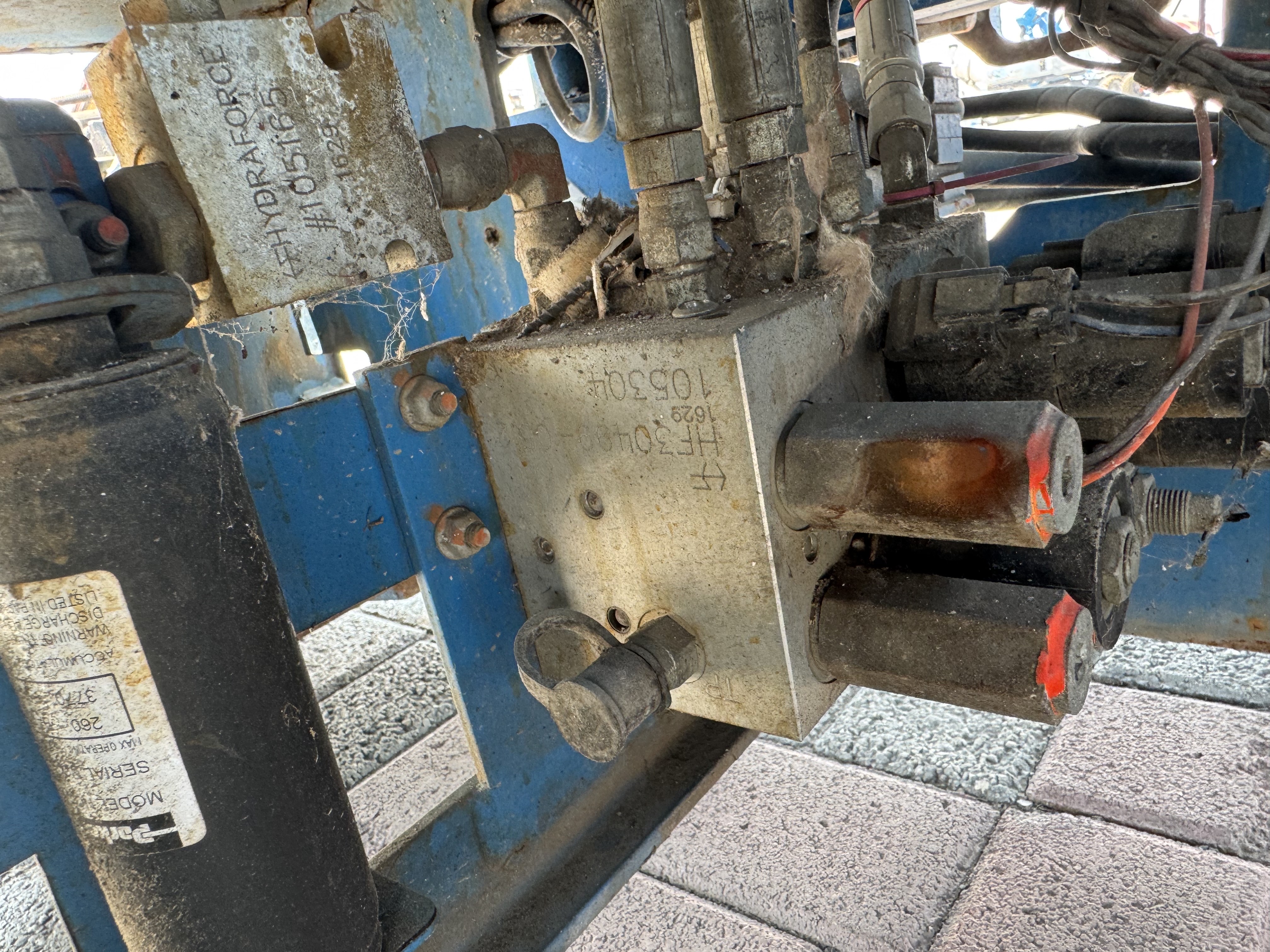 SLA-002-Genie-GS-1930-Scissor-lifts-inspection-Hydraulics-Main-control-valve-(MCV)-1