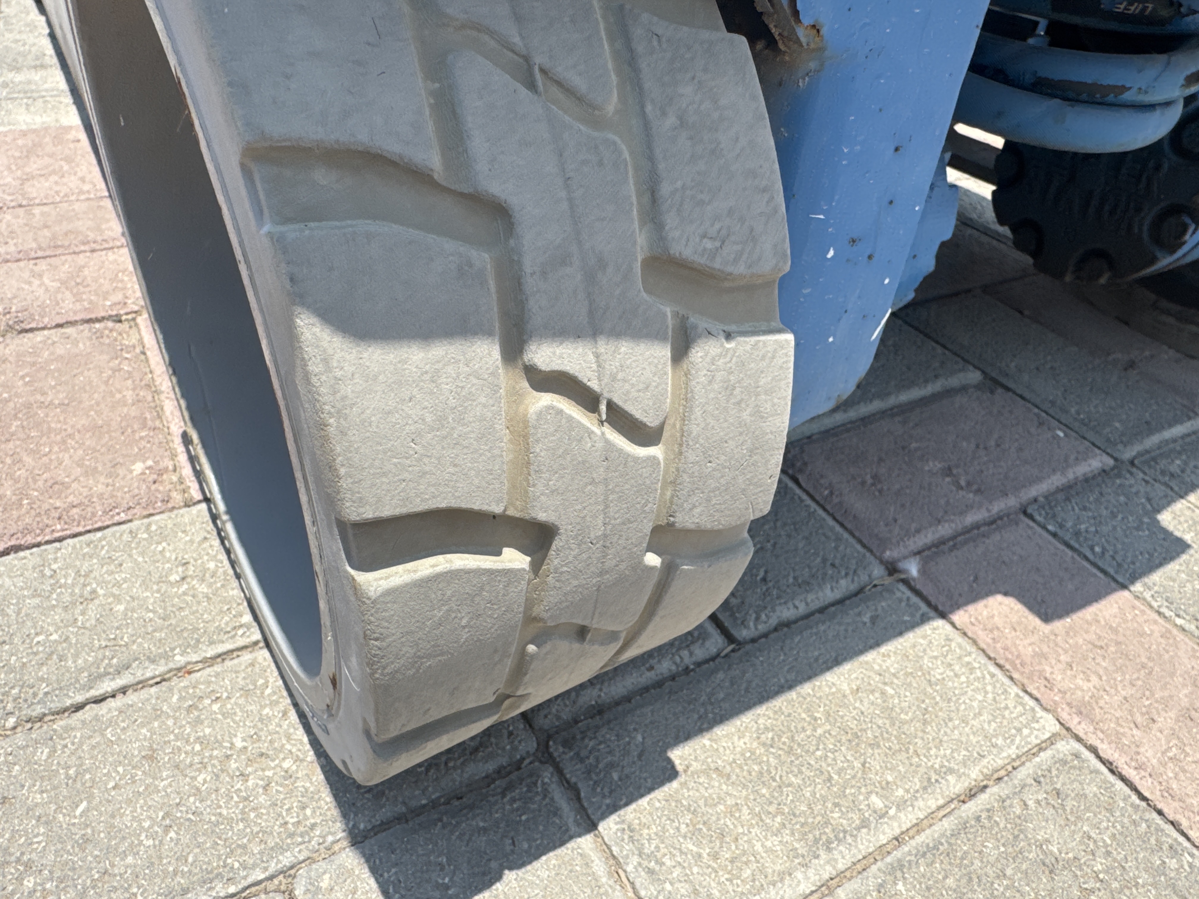 SLA-002-Genie-GS-1930-Scissor-lifts-inspection-Chassis-Tires-condition-1