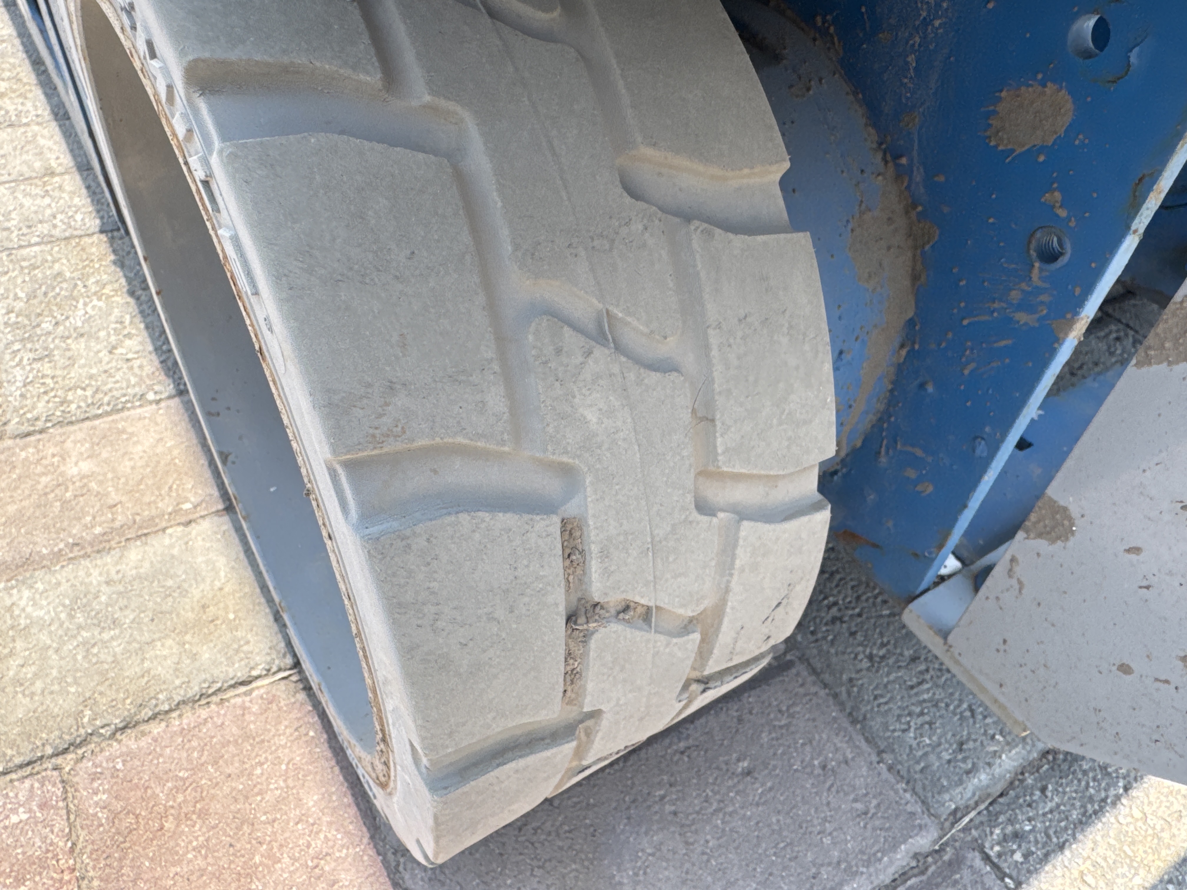 SLA-002-Genie-GS-1930-Scissor-lifts-inspection-Chassis-Tires-condition-1