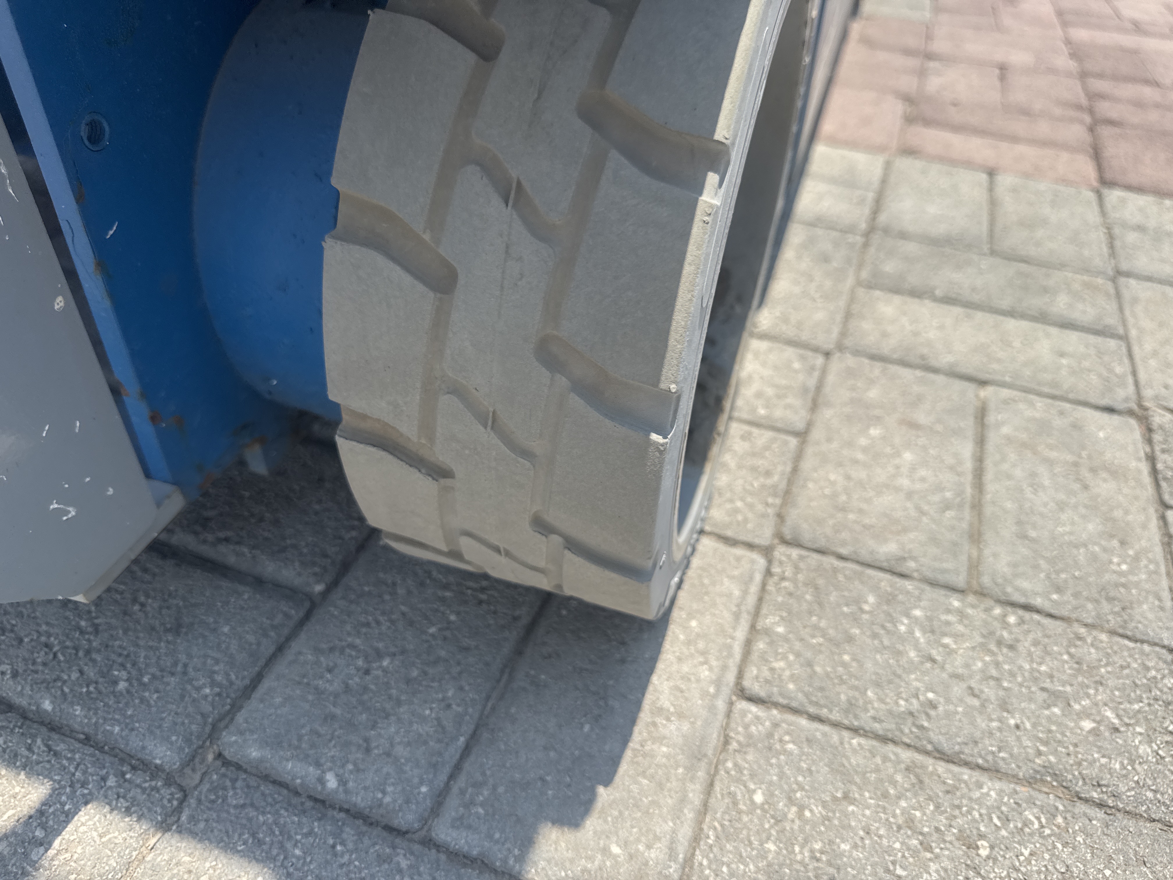 SLA-002-Genie-GS-1930-Scissor-lifts-inspection-Chassis-Tires-condition-1