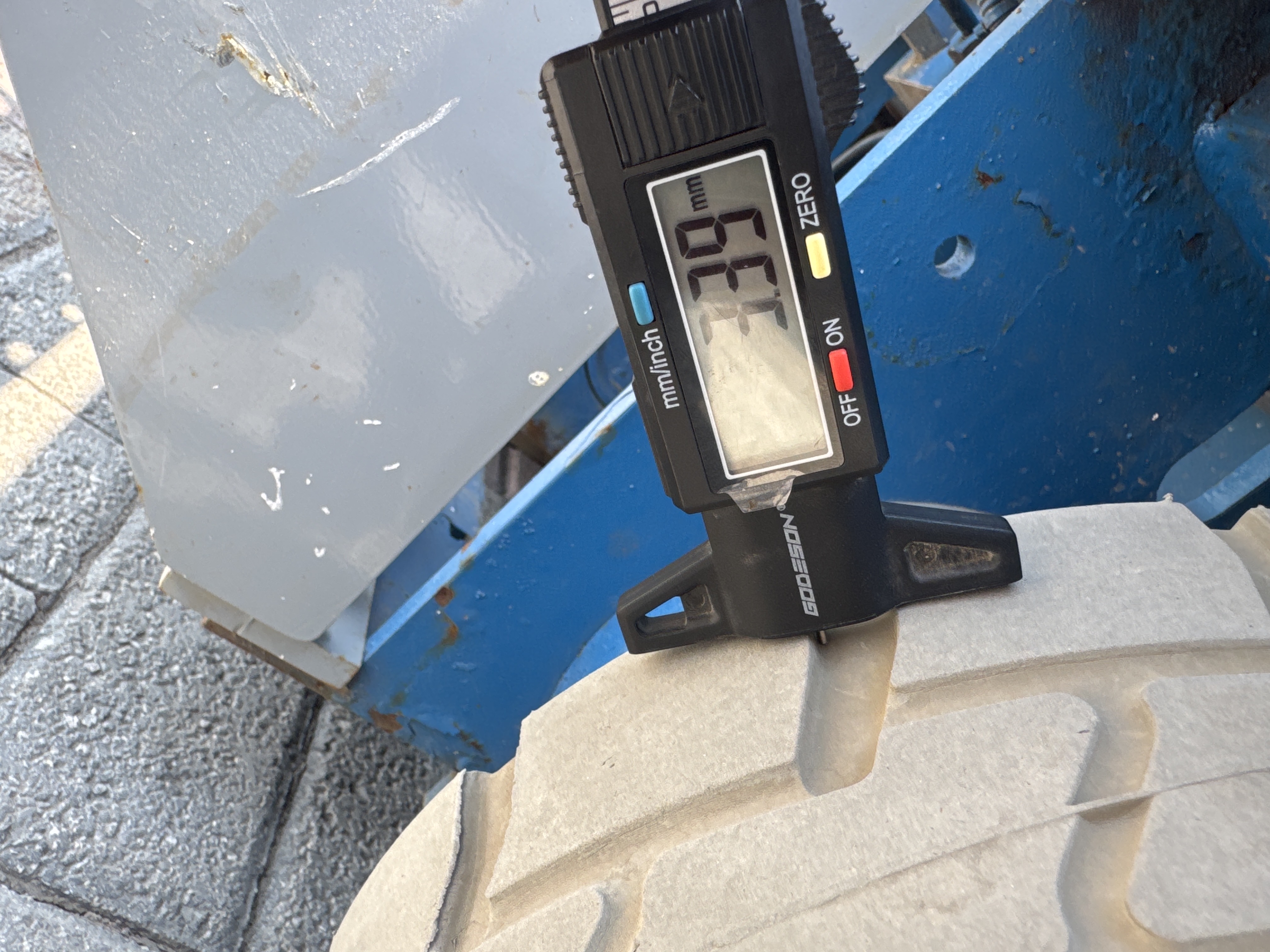 SLA-002-Genie-GS-1930-Scissor-lifts-inspection-Chassis-Tires-tread-depth-1