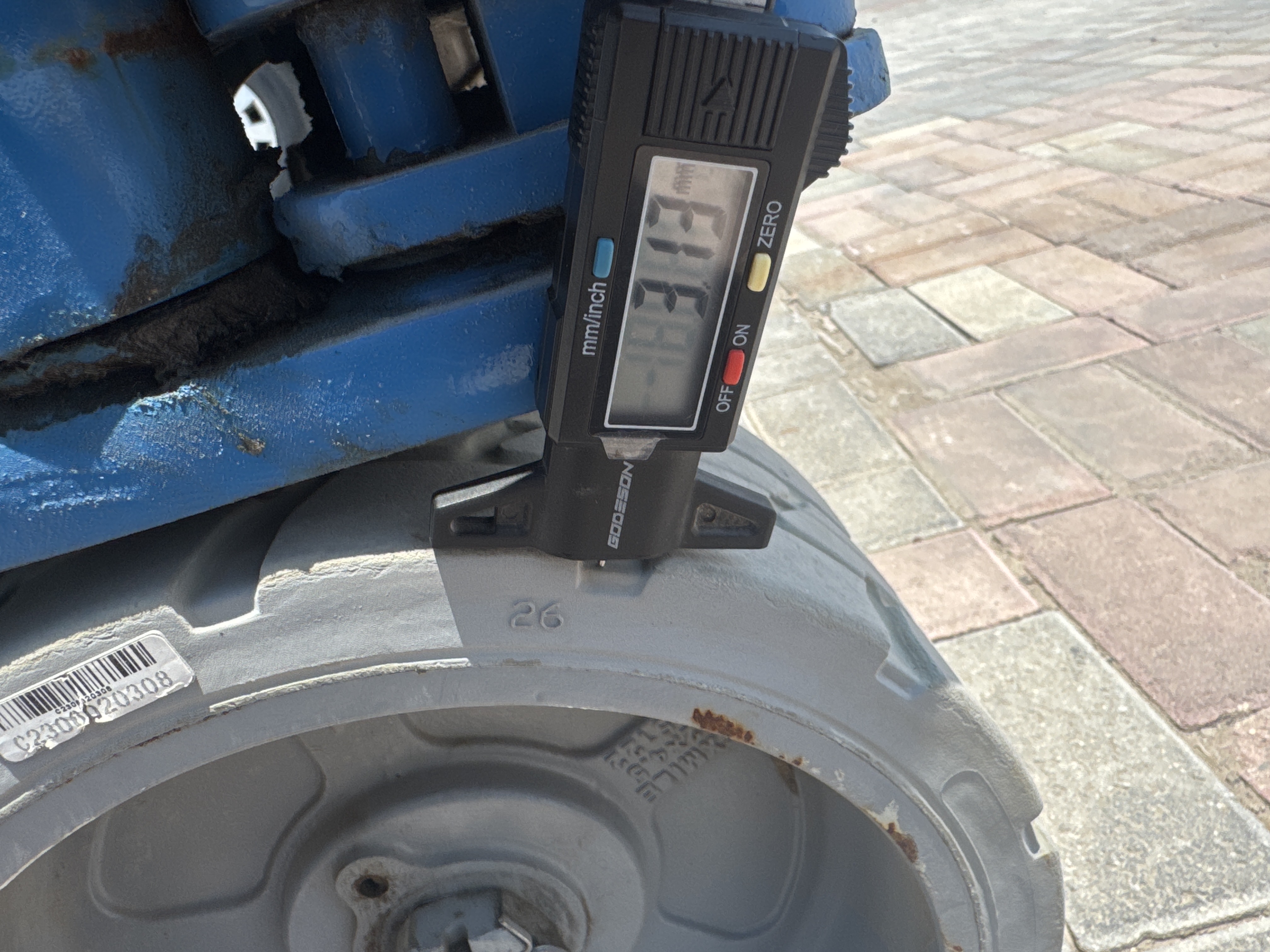 SLA-002-Genie-GS-1930-Scissor-lifts-inspection-Chassis-Tires-tread-depth-1