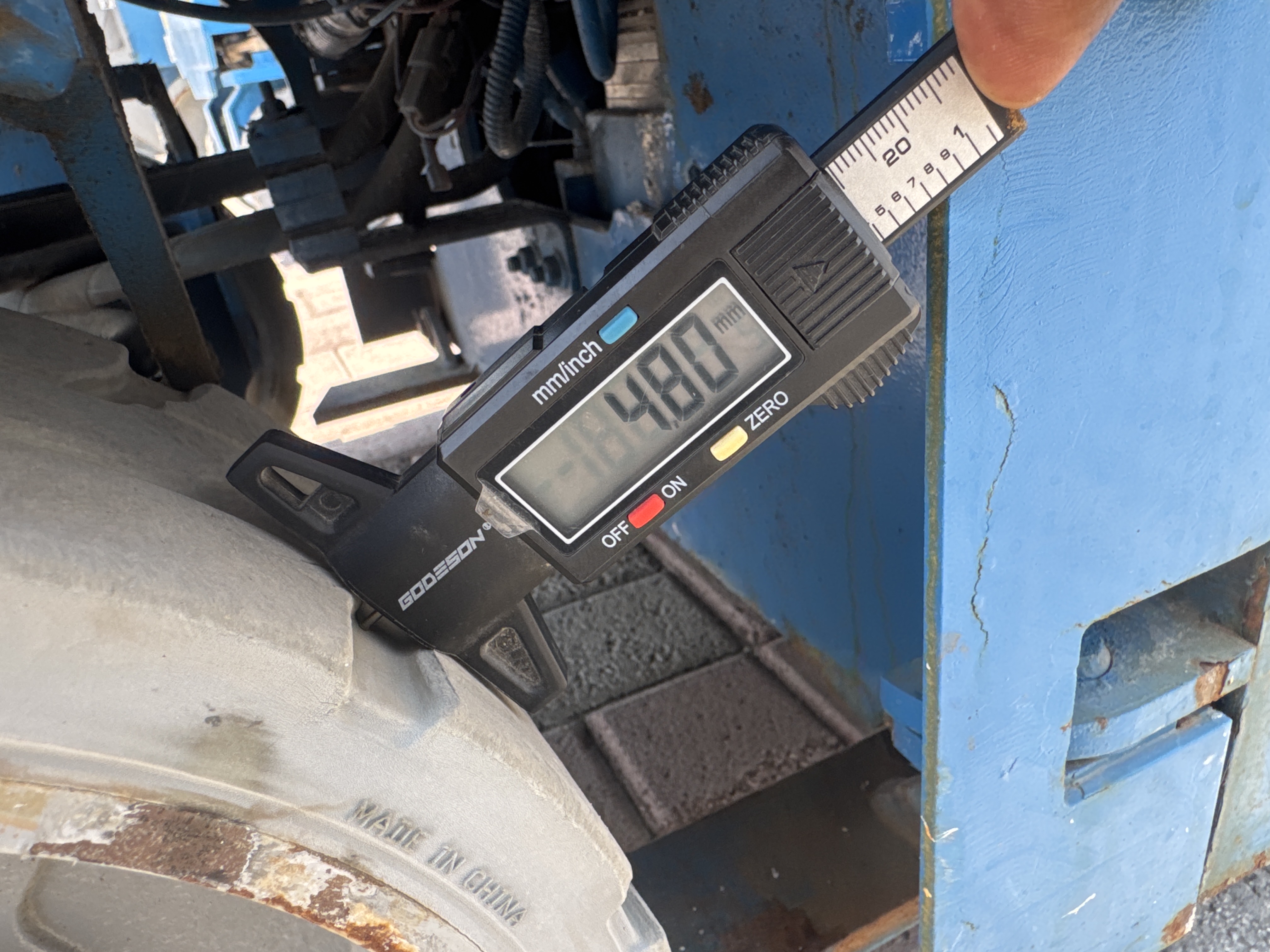 SLA-002-Genie-GS-1930-Scissor-lifts-inspection-Chassis-Tires-tread-depth-1