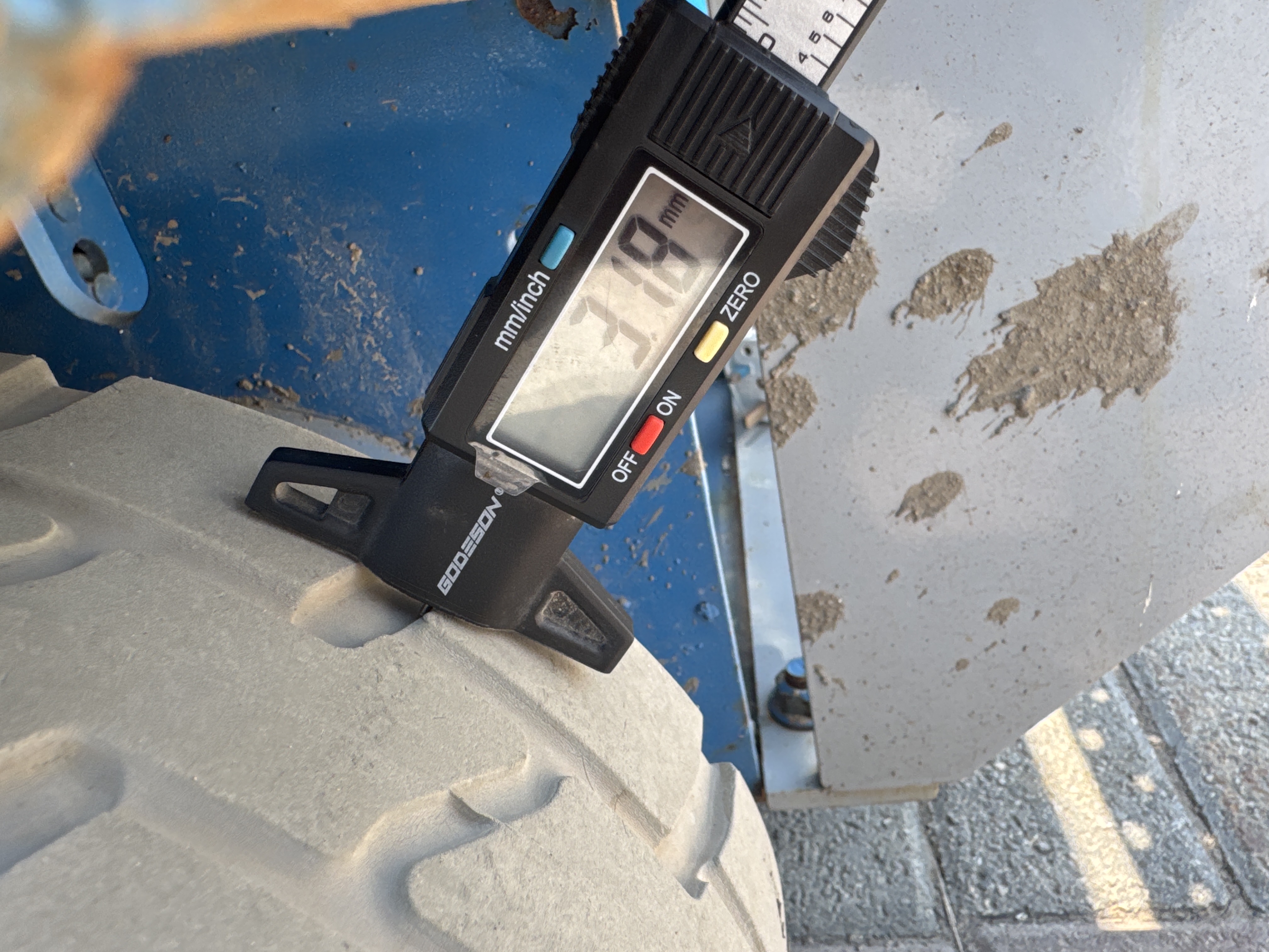 SLA-002-Genie-GS-1930-Scissor-lifts-inspection-Chassis-Tires-tread-depth-1