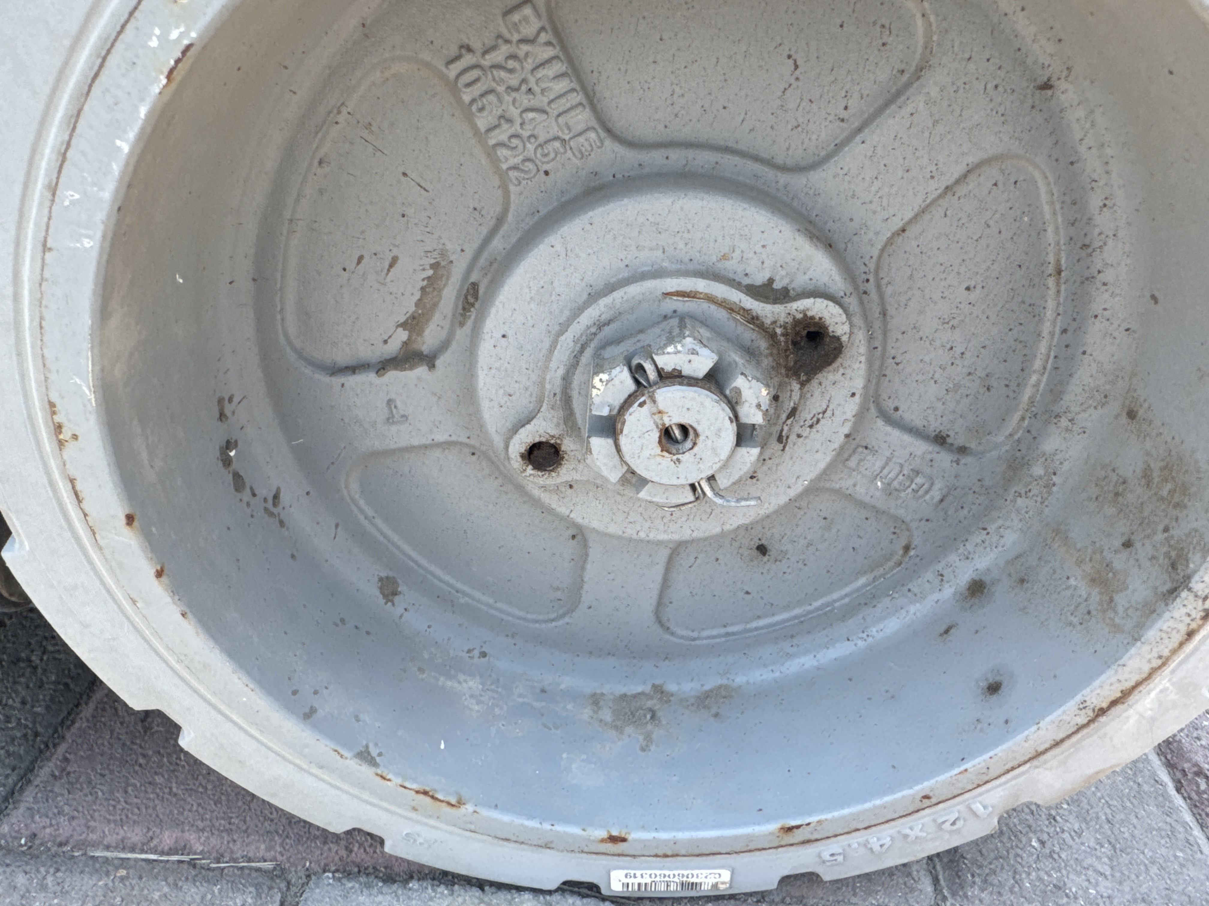 SLA-002-Genie-GS-1930-Scissor-lifts-inspection-Chassis-Wheel-hub-condition-1