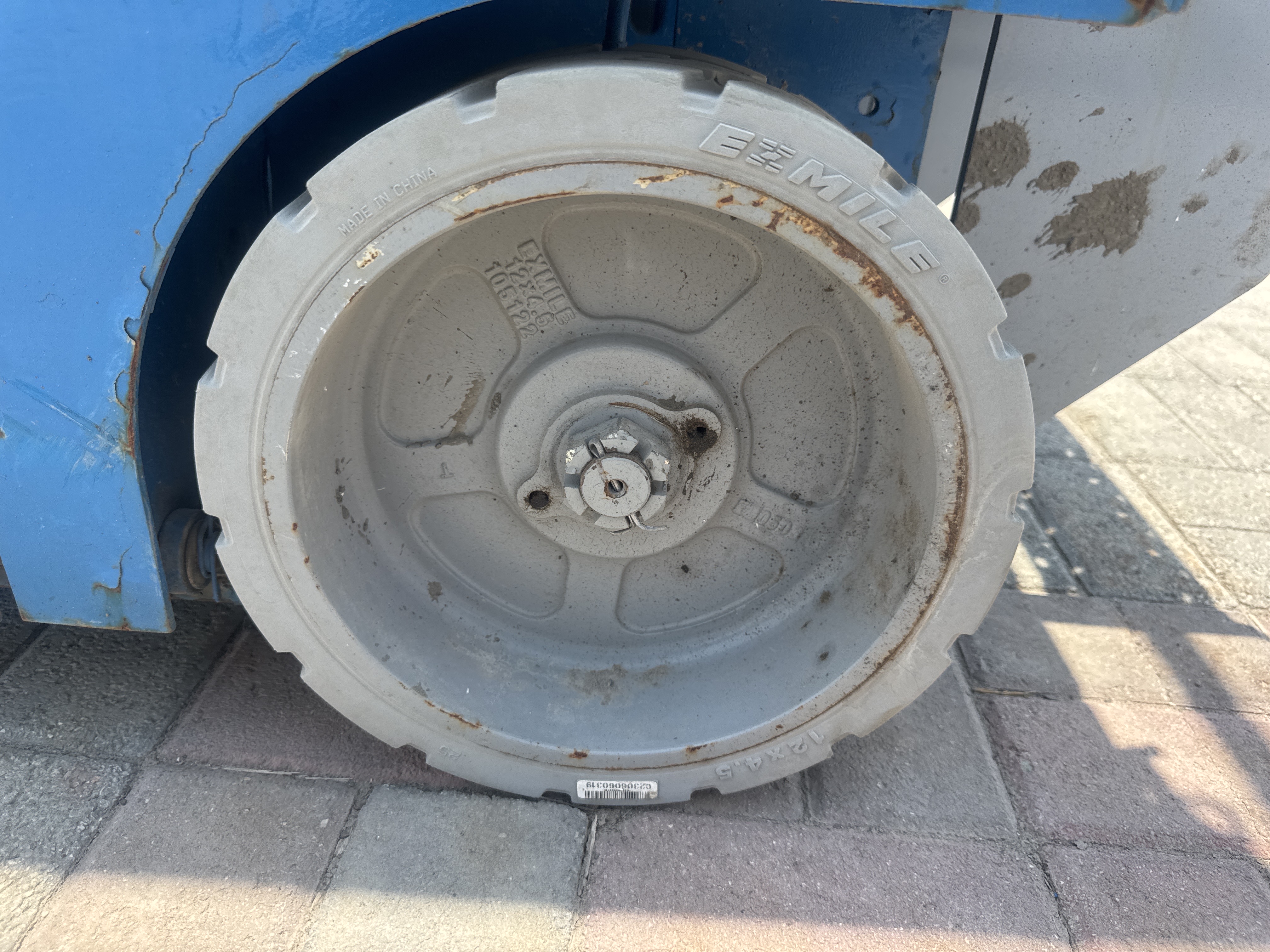 SLA-002-Genie-GS-1930-Scissor-lifts-inspection-Chassis-Wheel-hub-condition-1