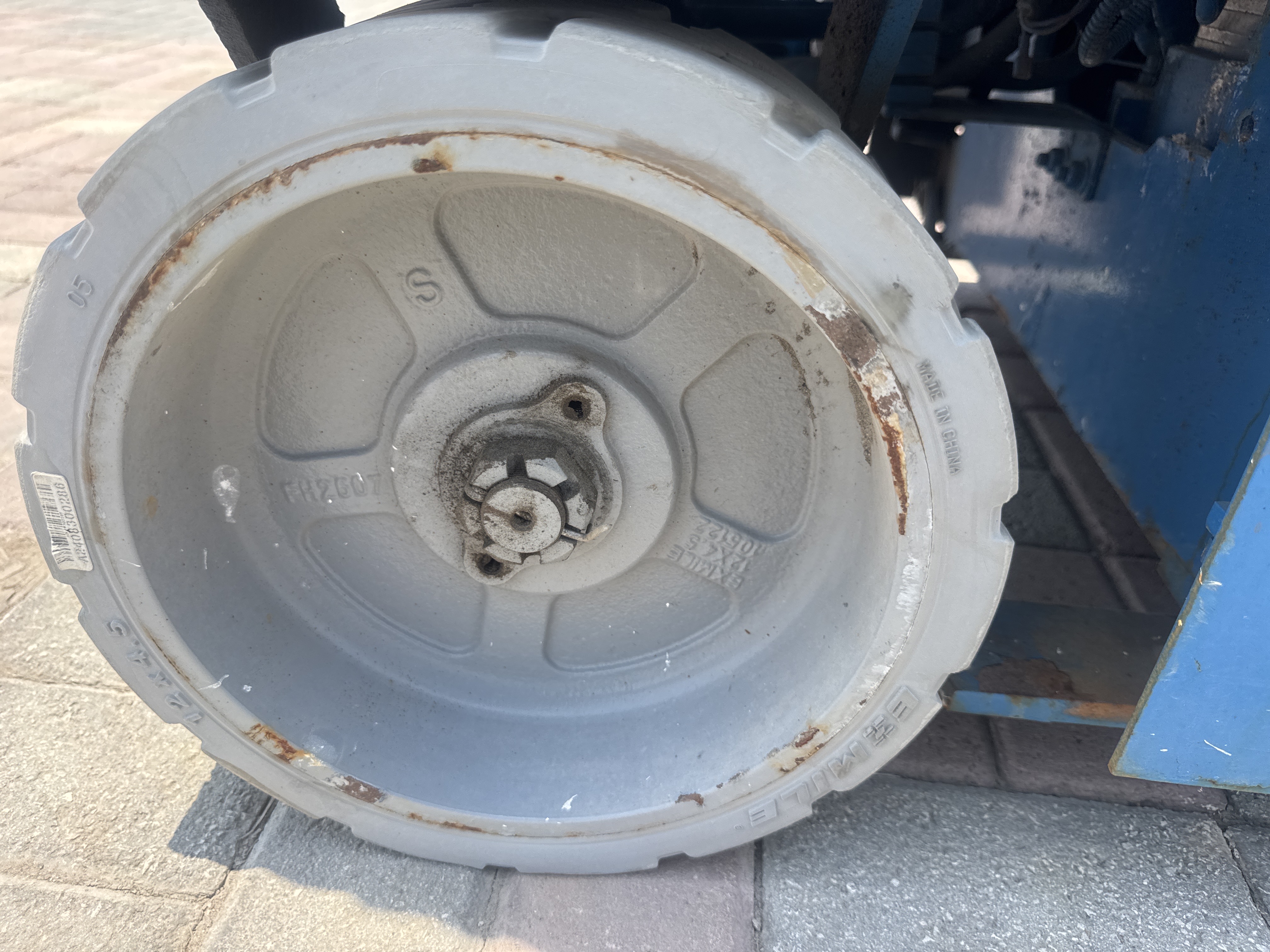 SLA-002-Genie-GS-1930-Scissor-lifts-inspection-Chassis-Wheel-hub-condition-1