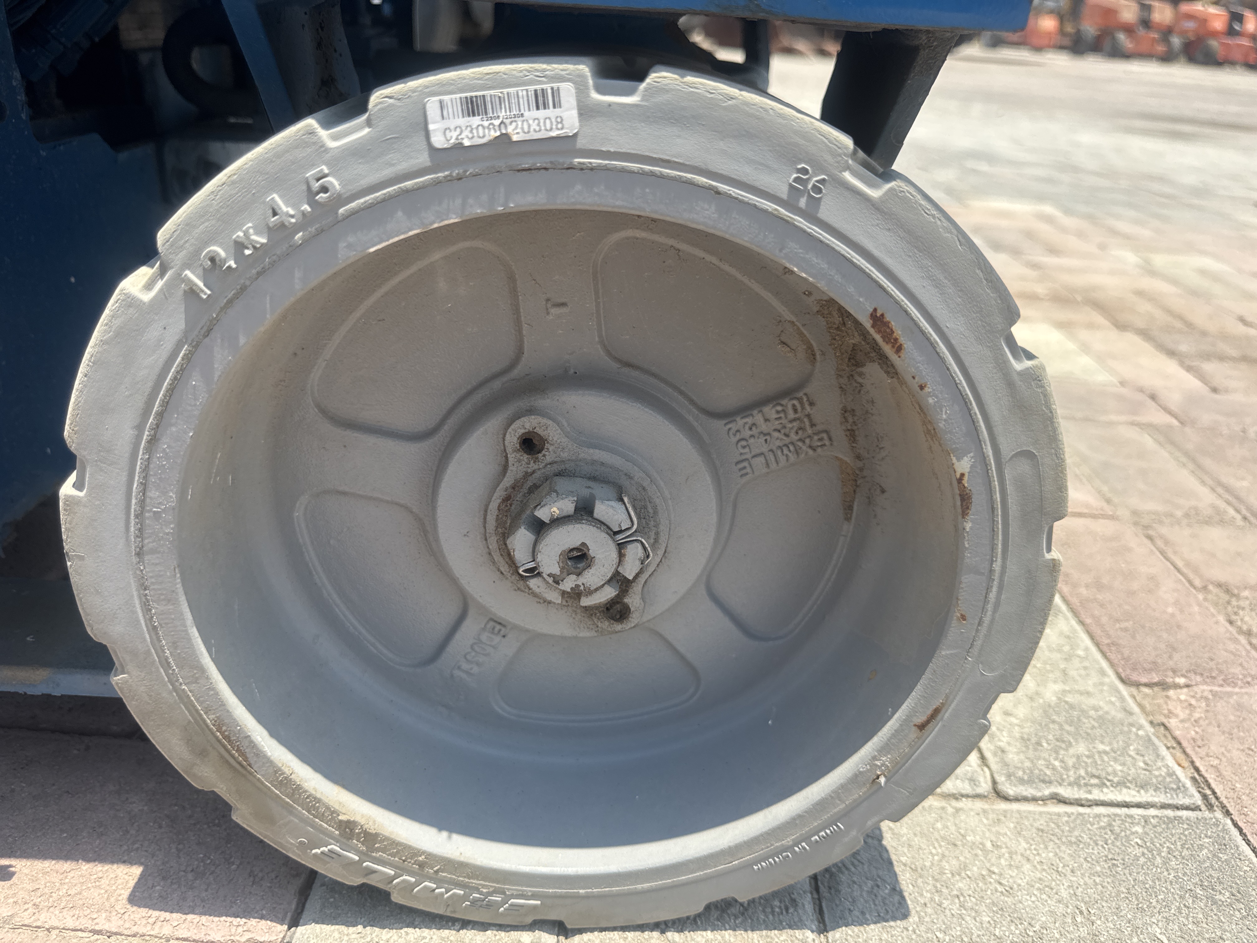 SLA-002-Genie-GS-1930-Scissor-lifts-inspection-Chassis-Wheel-hub-condition-1