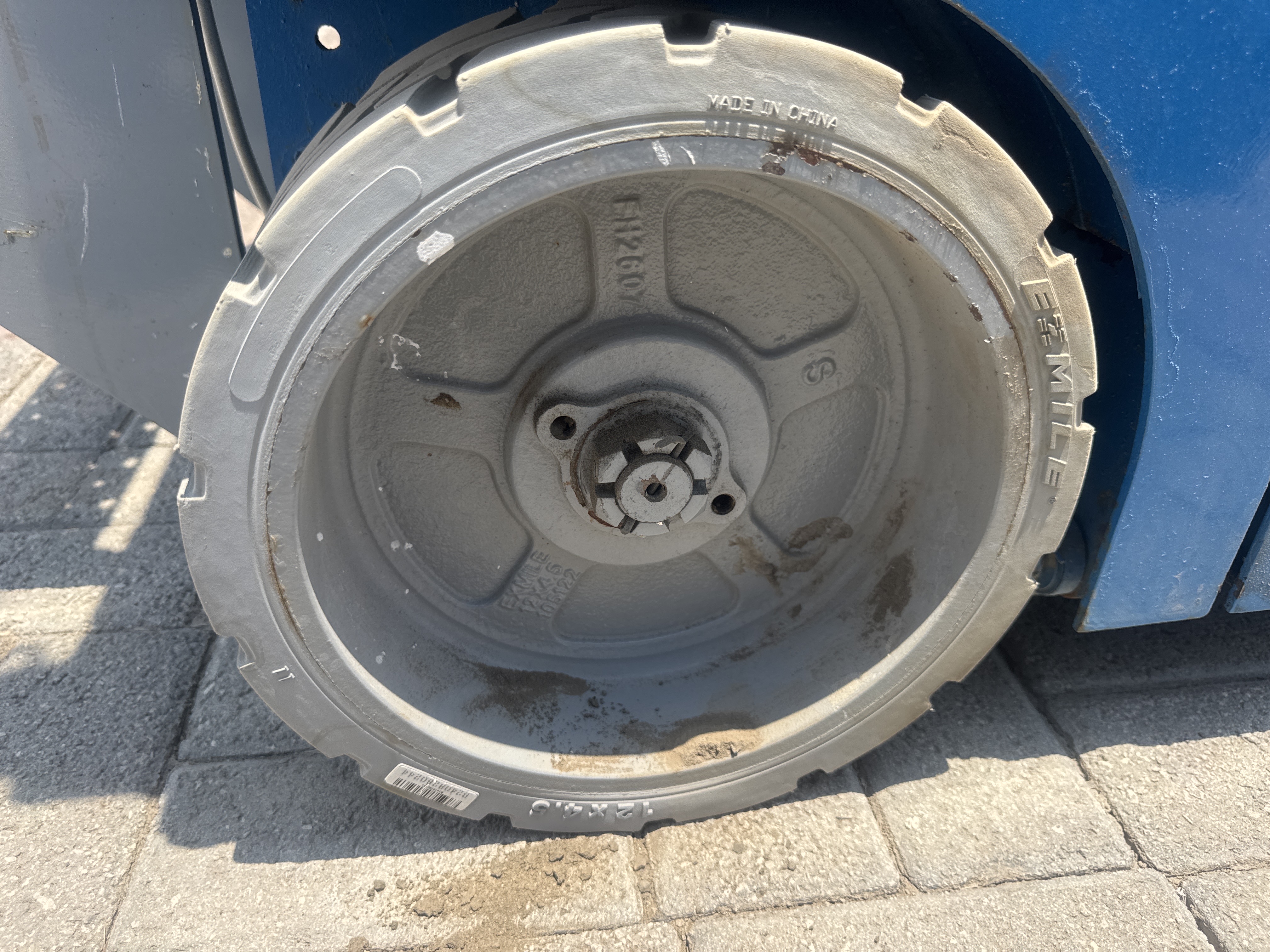 SLA-002-Genie-GS-1930-Scissor-lifts-inspection-Chassis-Wheel-hub-condition-1