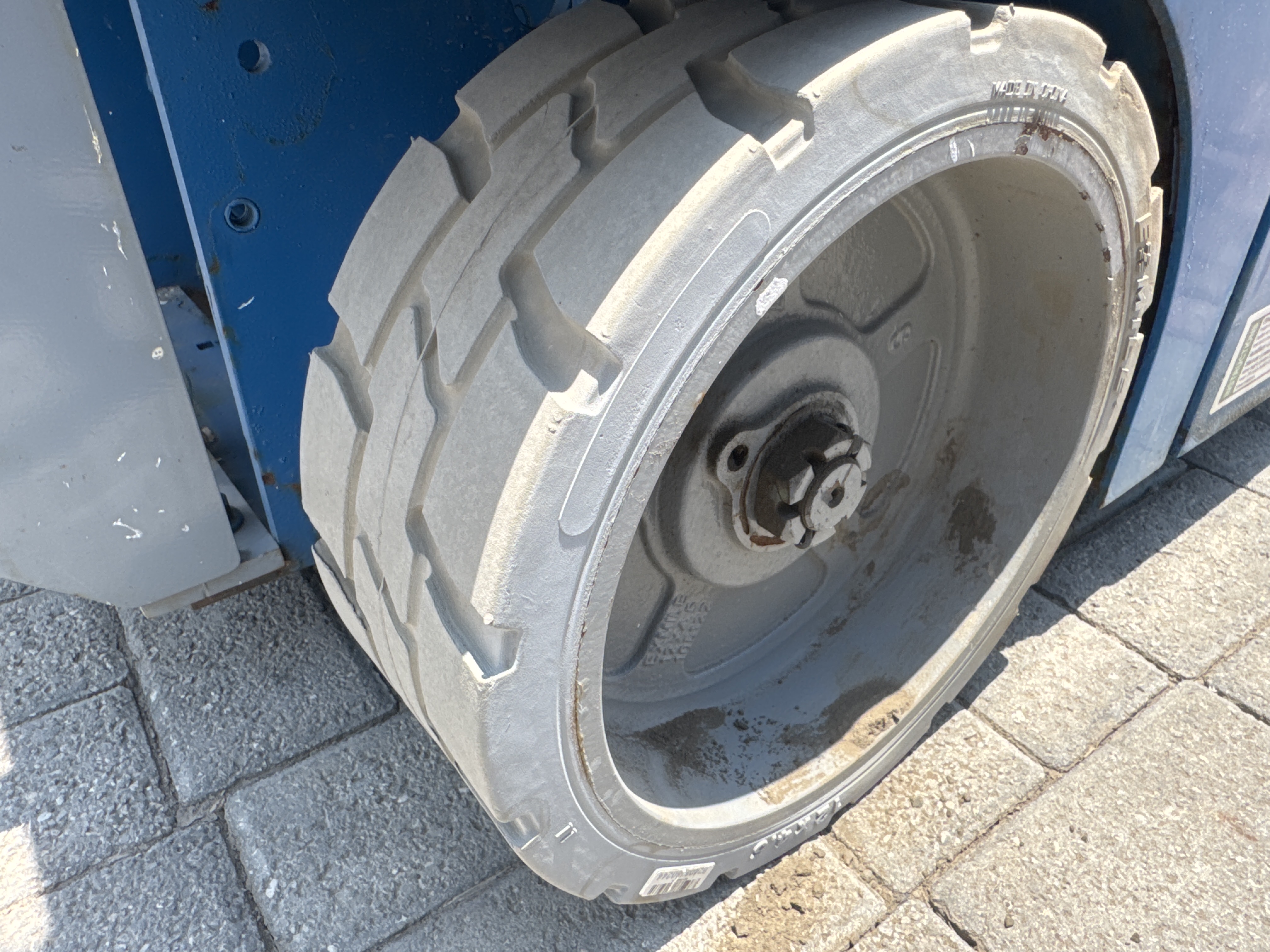 SLA-002-Genie-GS-1930-Scissor-lifts-inspection-Chassis-Wheel-hub-condition-1
