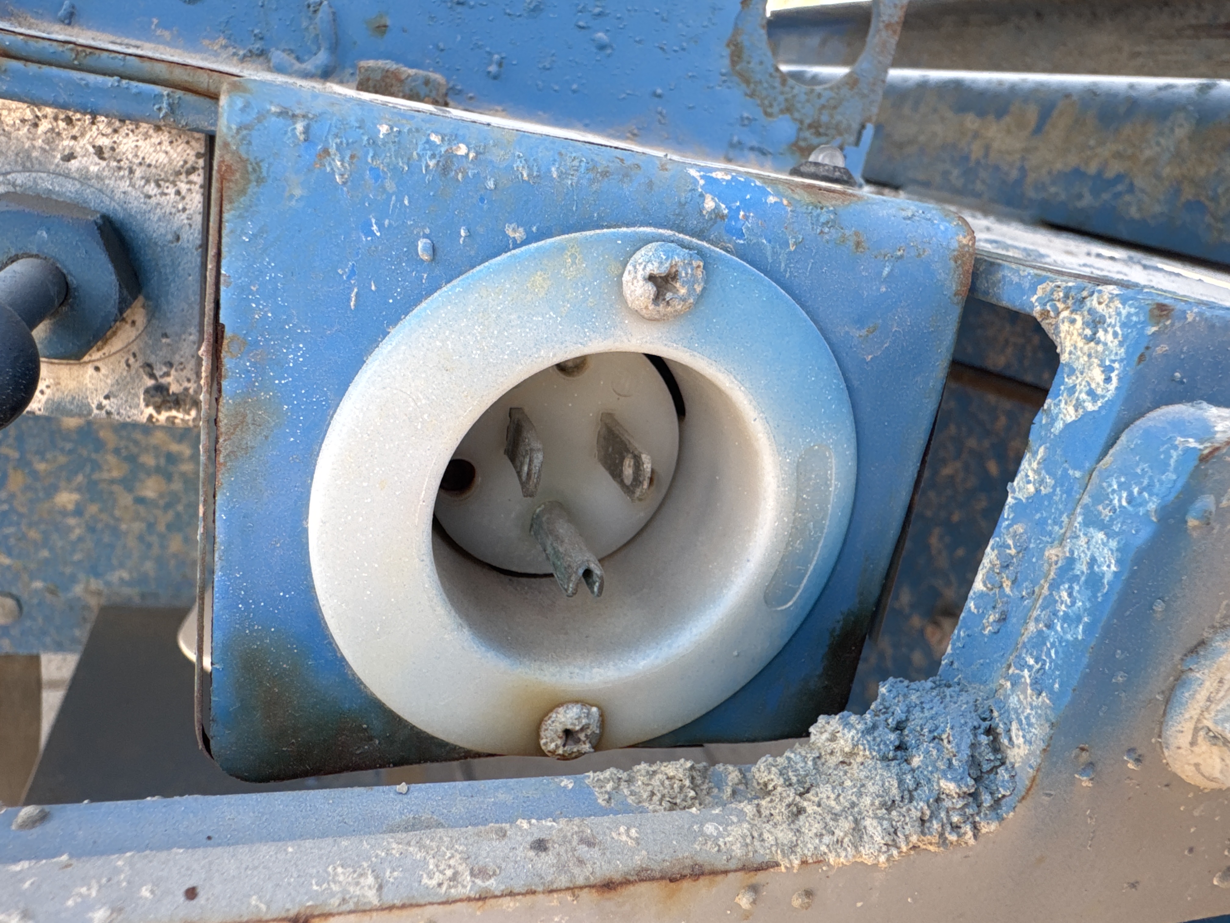 SLA-003-Genie-GS-2646-Scissor-lifts-inspection-Electronics-Charging-port-1