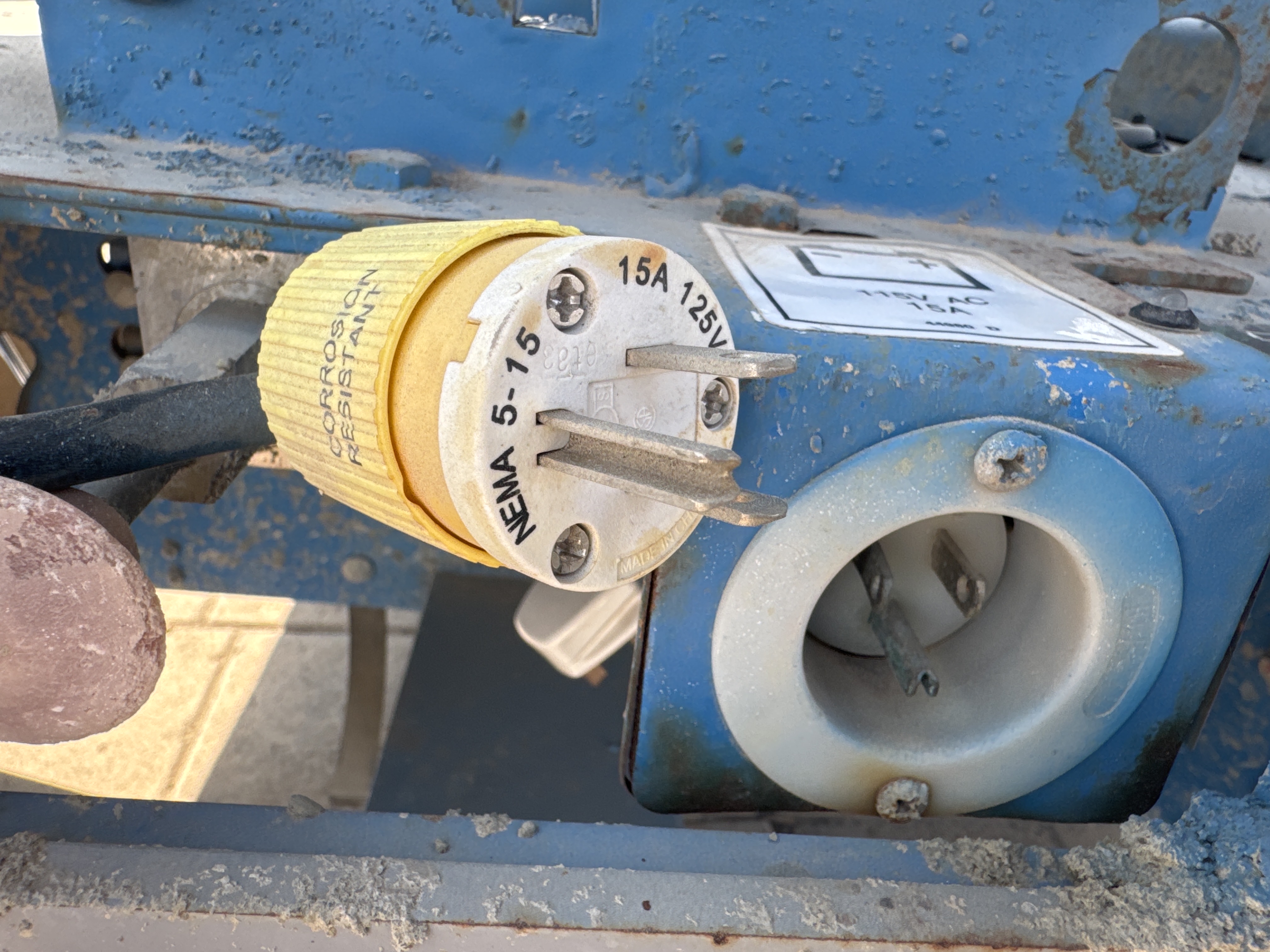 SLA-003-Genie-GS-2646-Scissor-lifts-inspection-Electronics-Charging-port-1