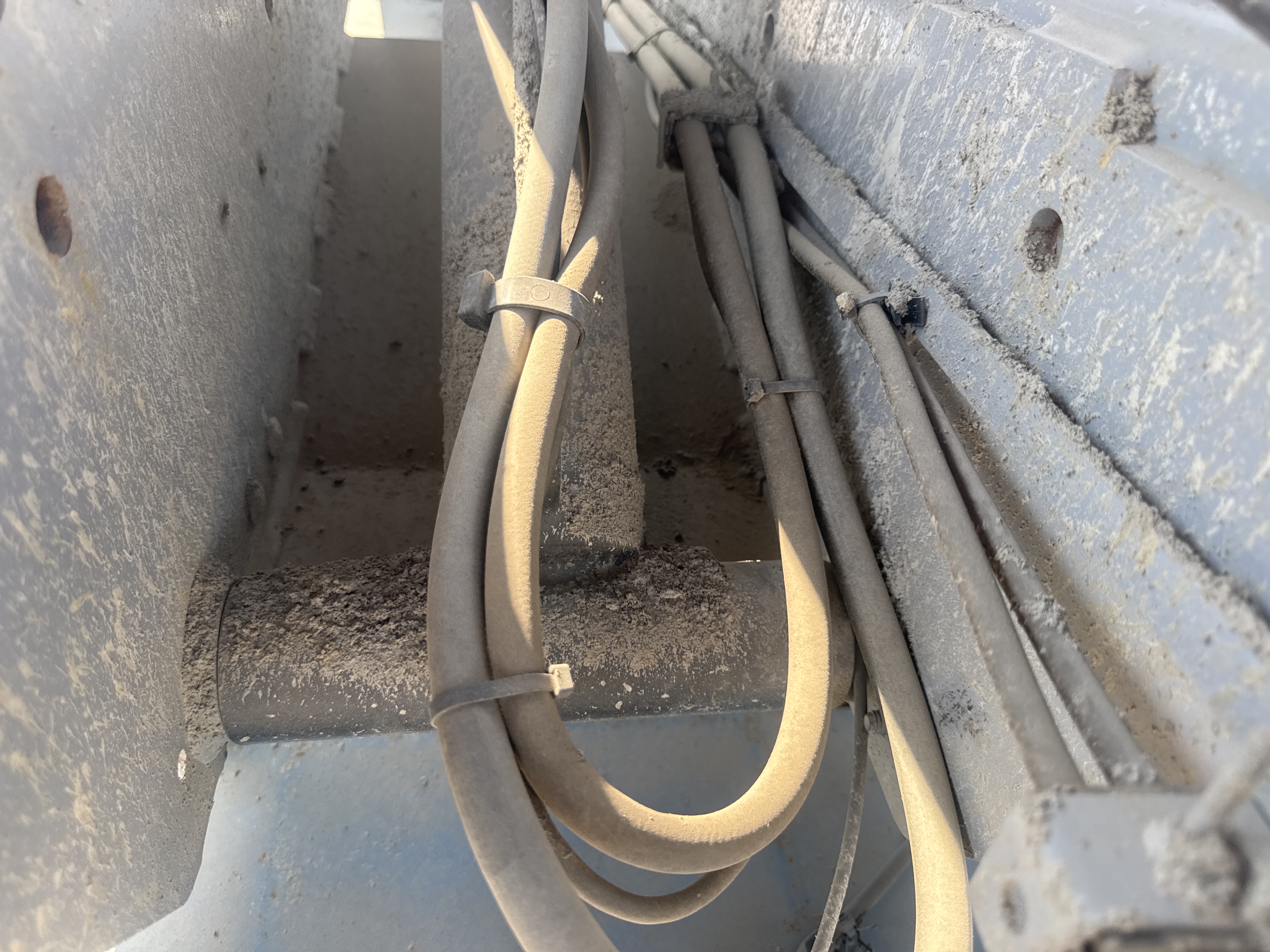 SLA-003-Genie-GS-2646-Scissor-lifts-inspection-Hydraulics-Hydraulic-hoses-and-lines-1