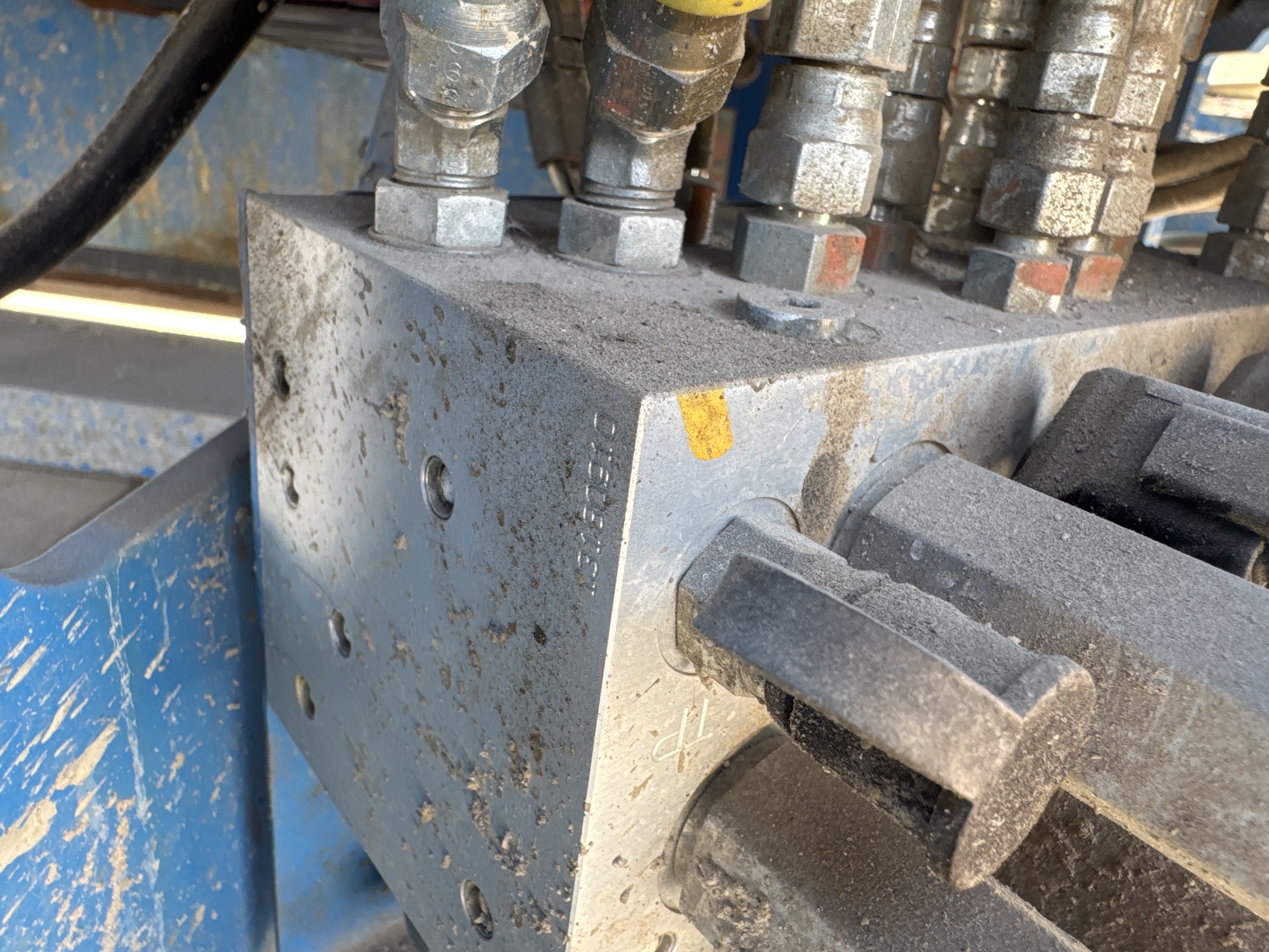 SLA-003-Genie-GS-2646-Scissor-lifts-inspection-Hydraulics-Main-control-valve-(MCV)-1