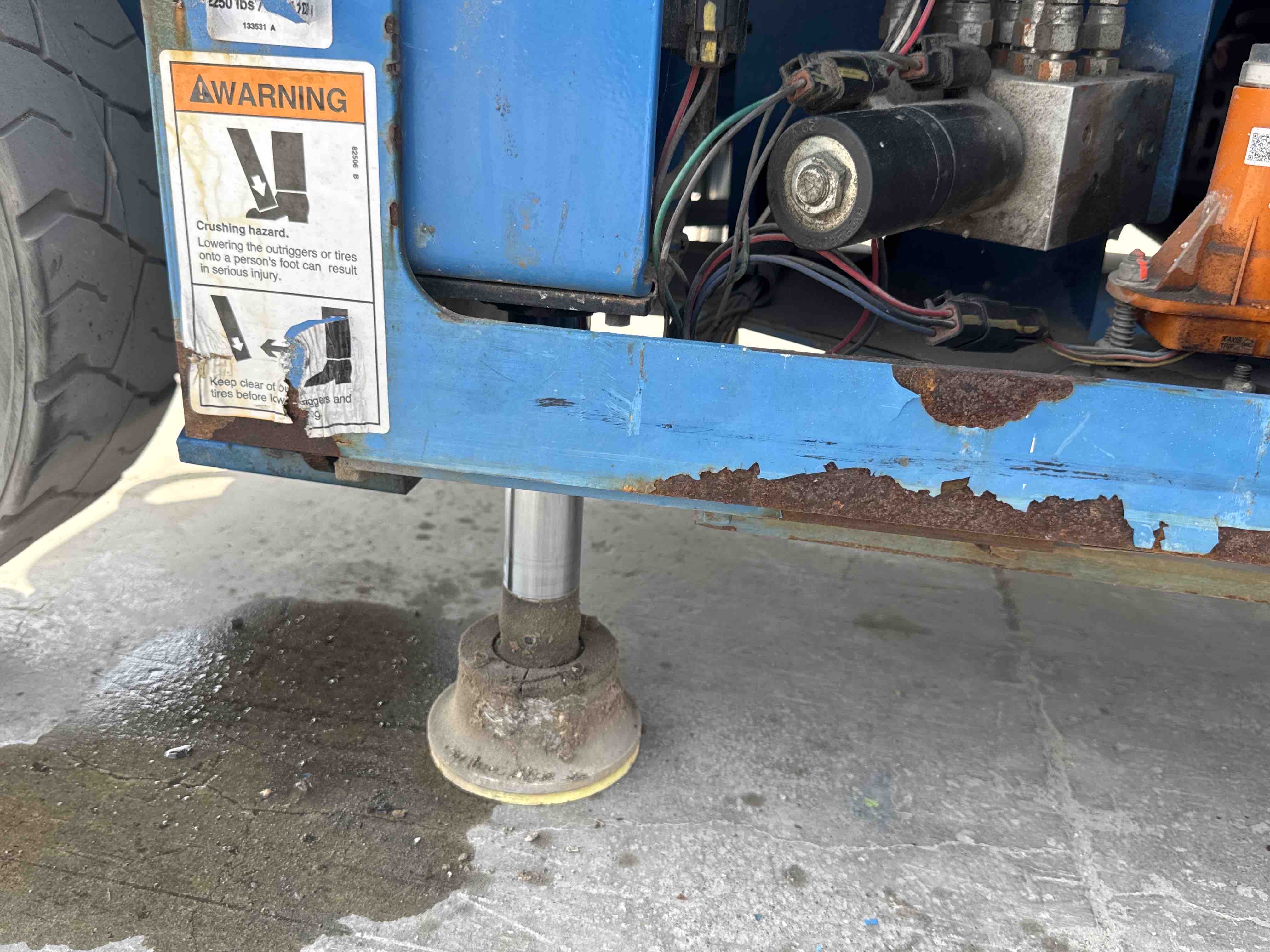 SLA-004-Genie-GS-3232-Scissor-lifts-inspection-Structure-Outriggers-1