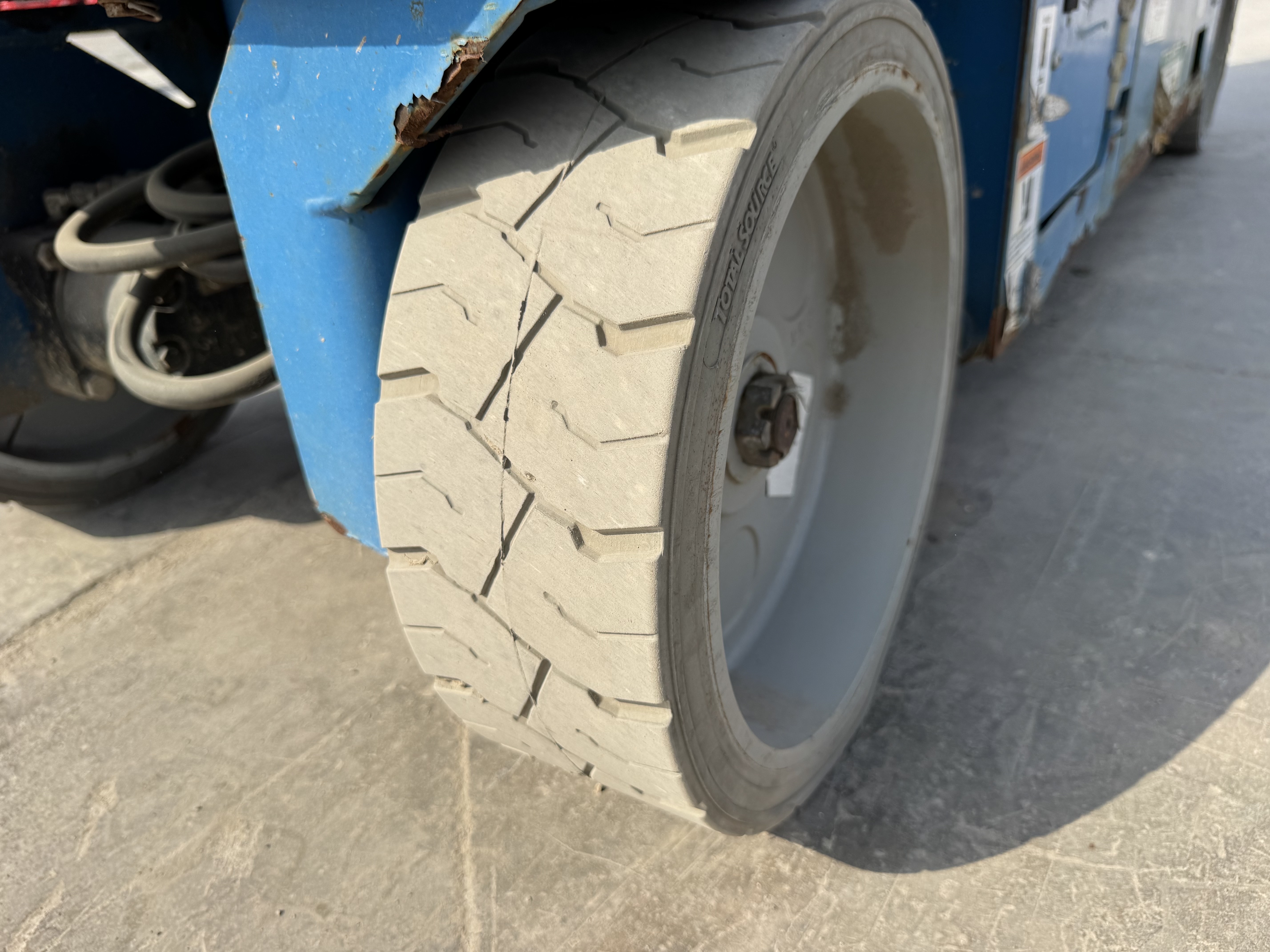 SLA-004-Genie-GS-3232-Scissor-lifts-inspection-Chassis-Tires-condition-1