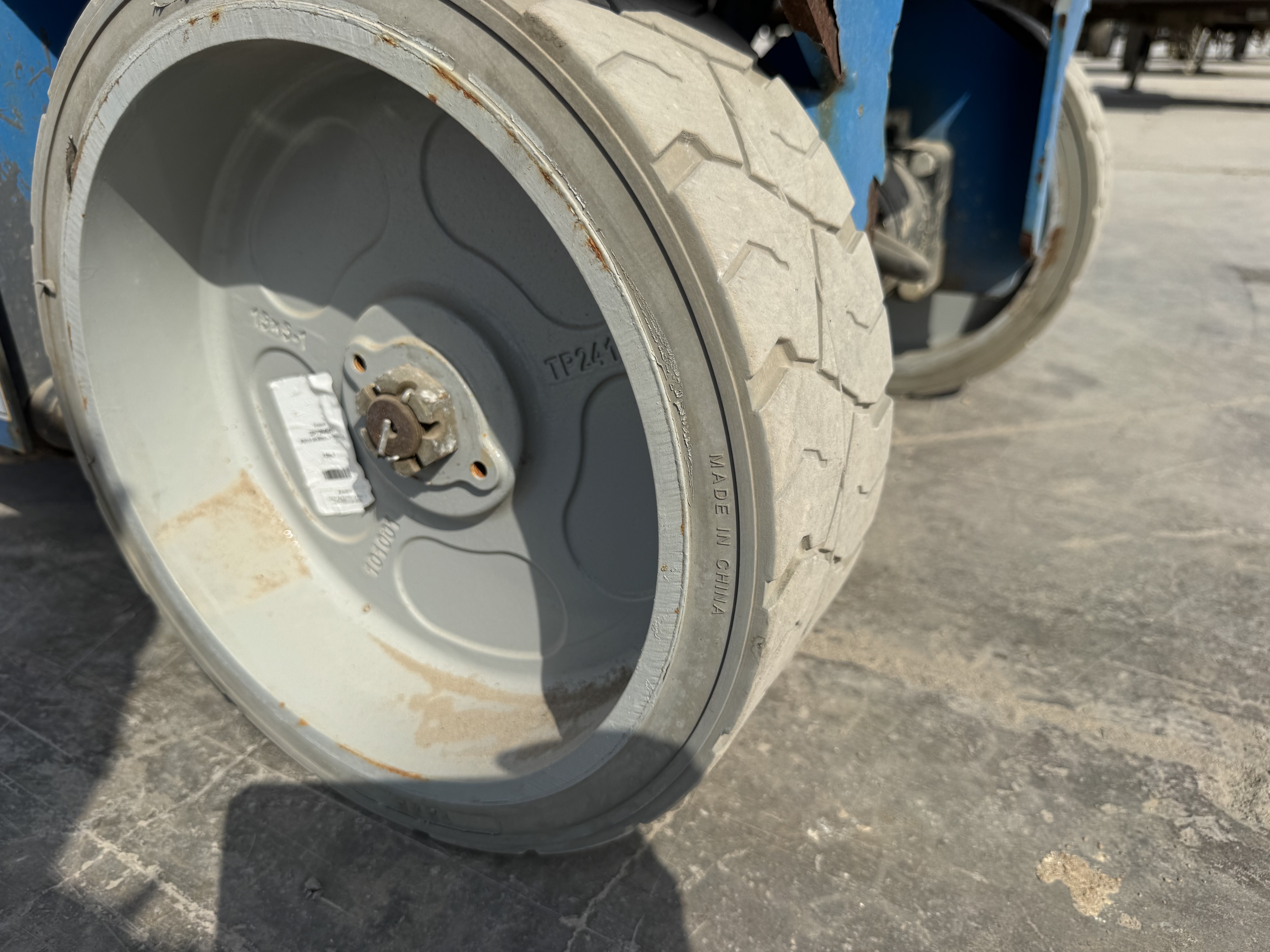 SLA-004-Genie-GS-3232-Scissor-lifts-inspection-Chassis-Tires-condition-1