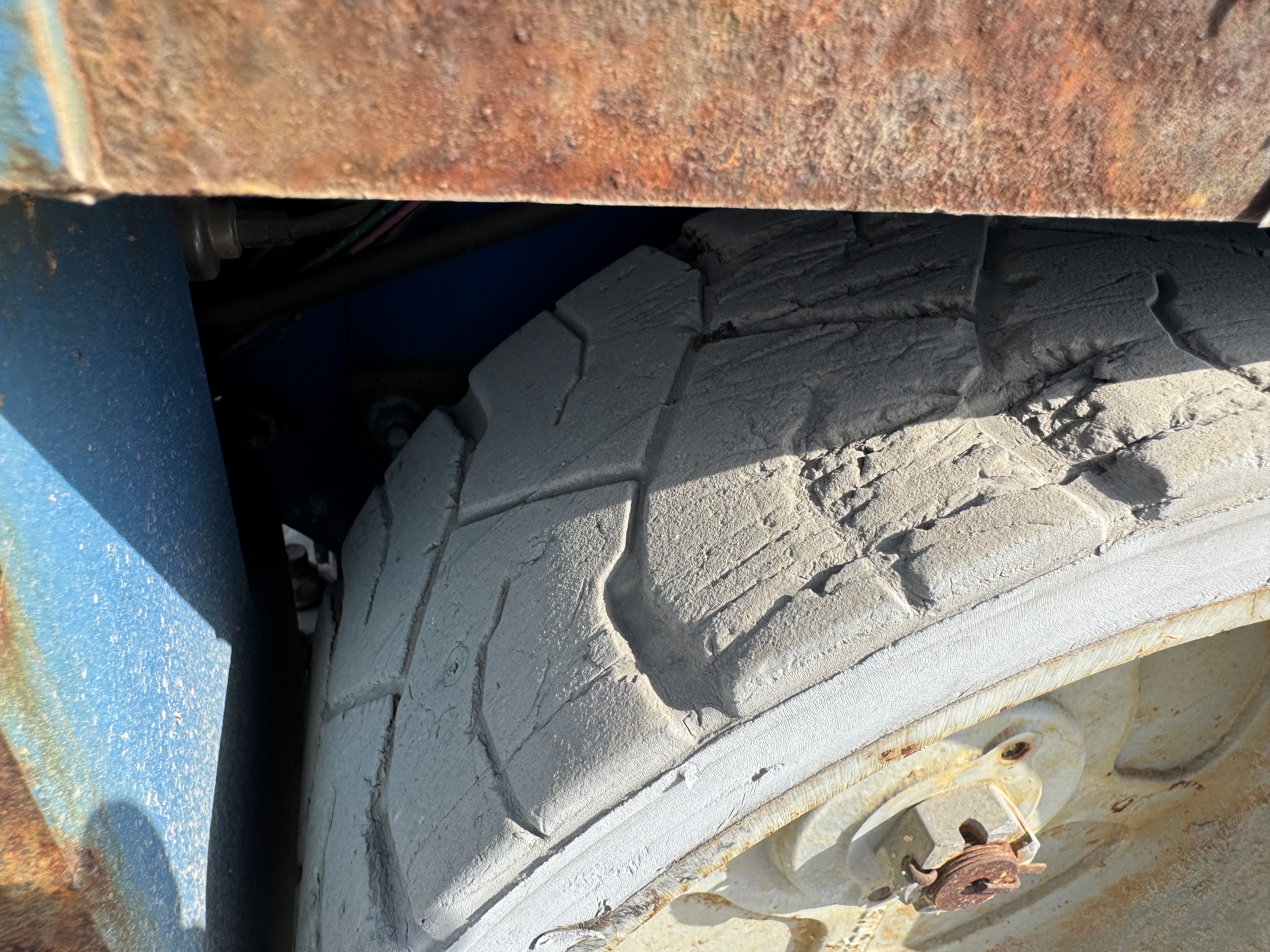 SLA-004-Genie-GS-3232-Scissor-lifts-inspection-Chassis-Tires-condition-1