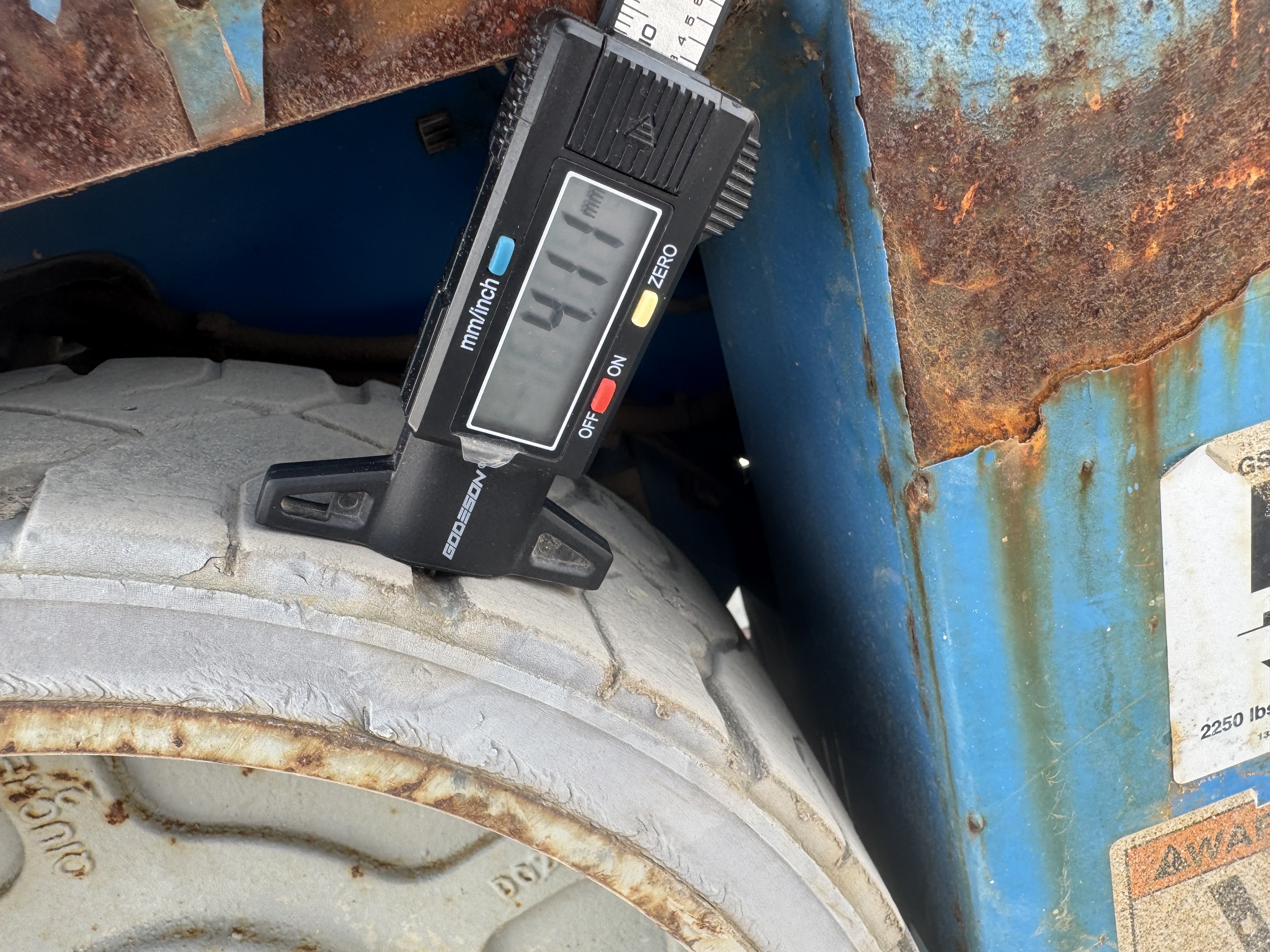 SLA-004-Genie-GS-3232-Scissor-lifts-inspection-Chassis-Tires-tread-depth-1