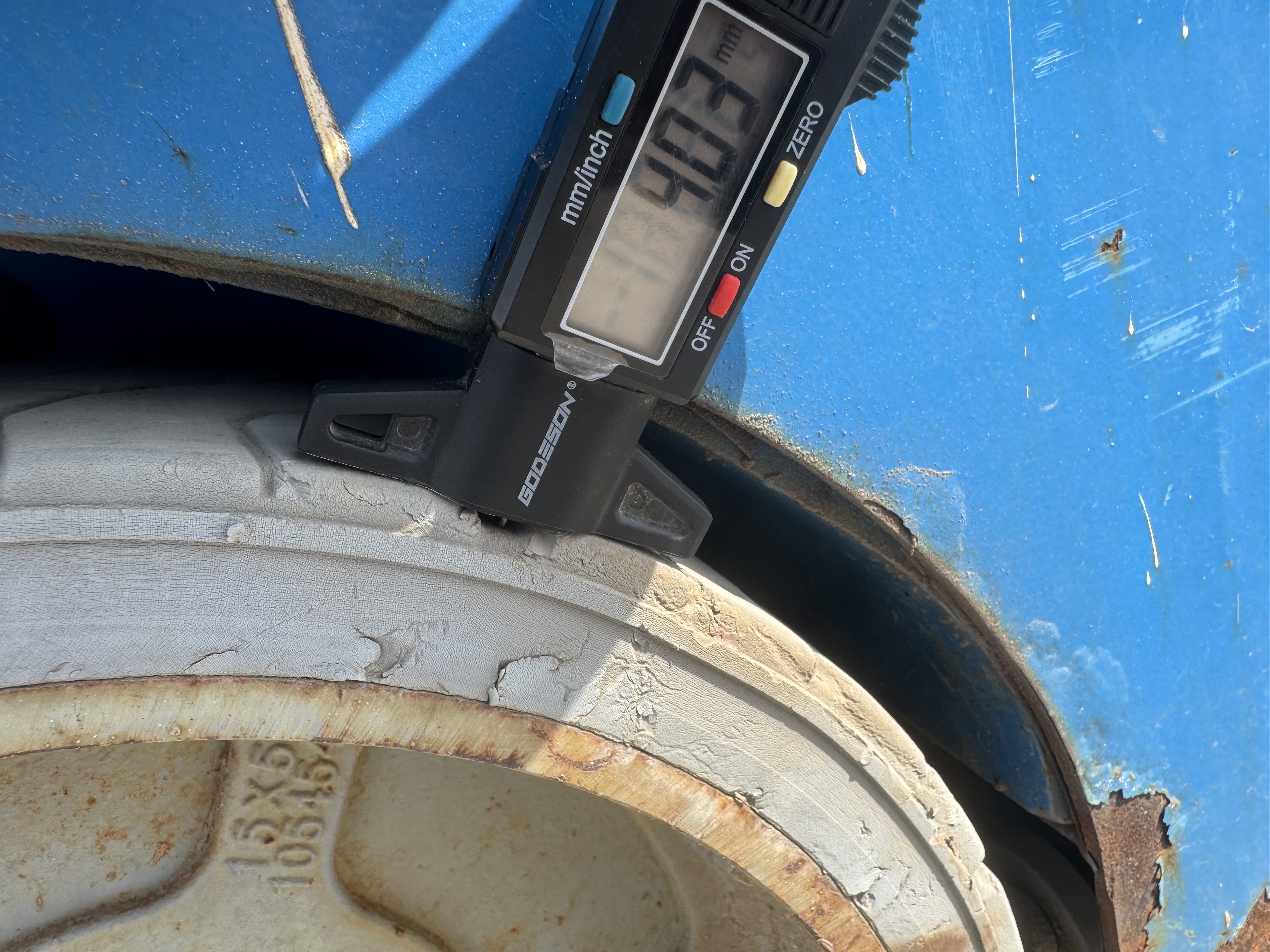 SLA-004-Genie-GS-3232-Scissor-lifts-inspection-Chassis-Tires-tread-depth-1